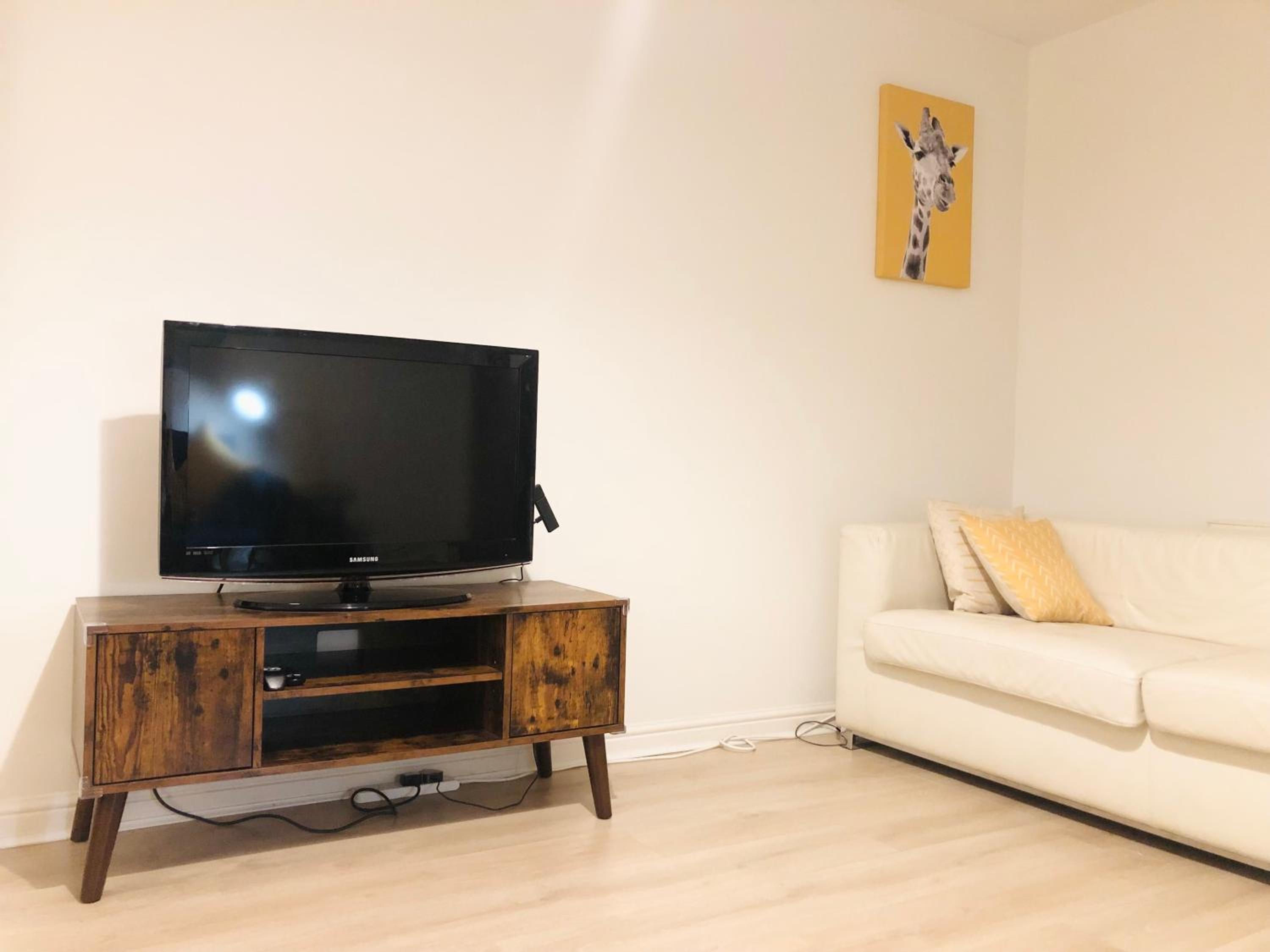 15 mins to Princes Street Spacious Lakeside Home with Free Parking view 3