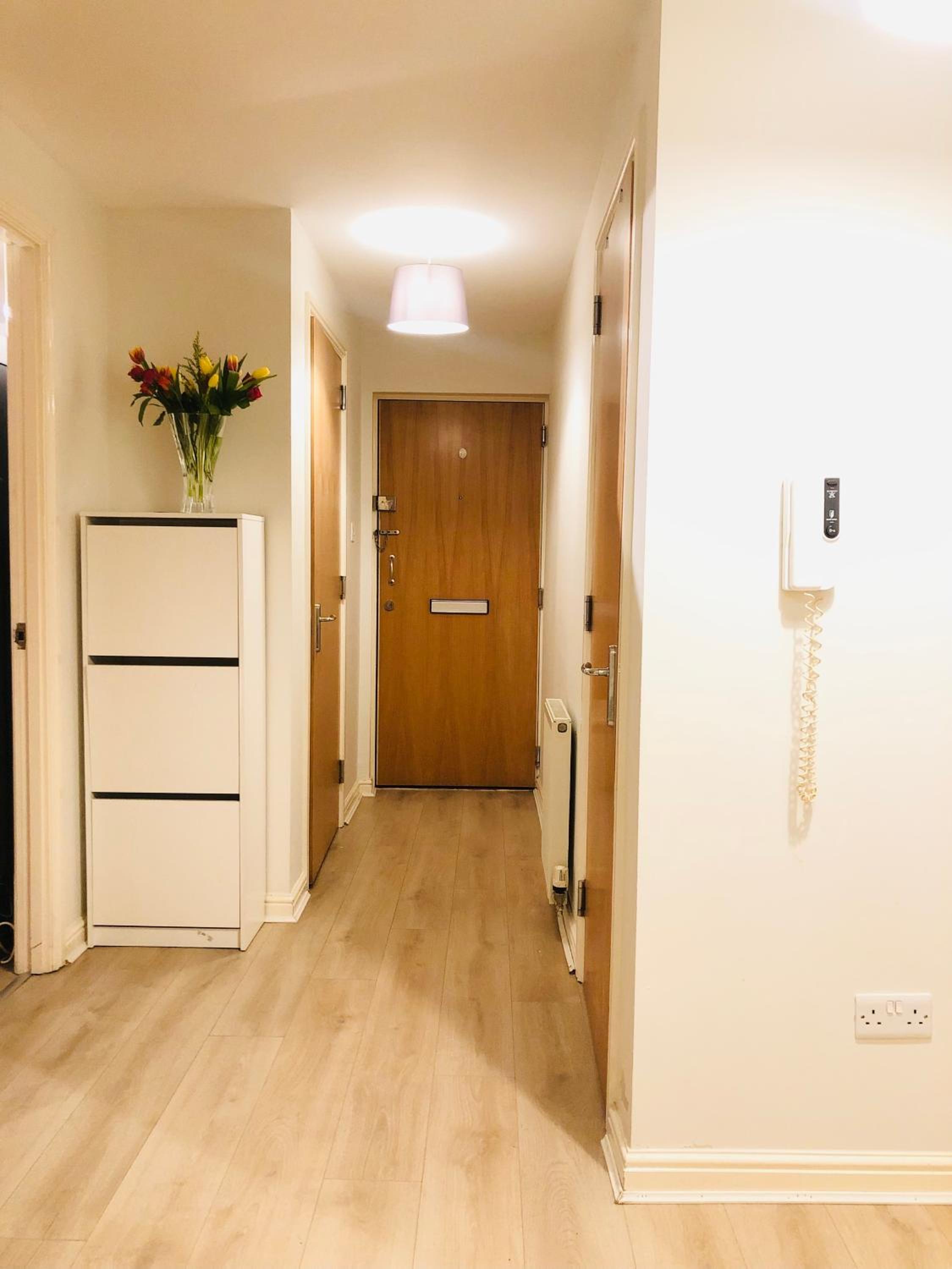 15 mins to Princes Street Spacious Lakeside Home with Free Parking view 4