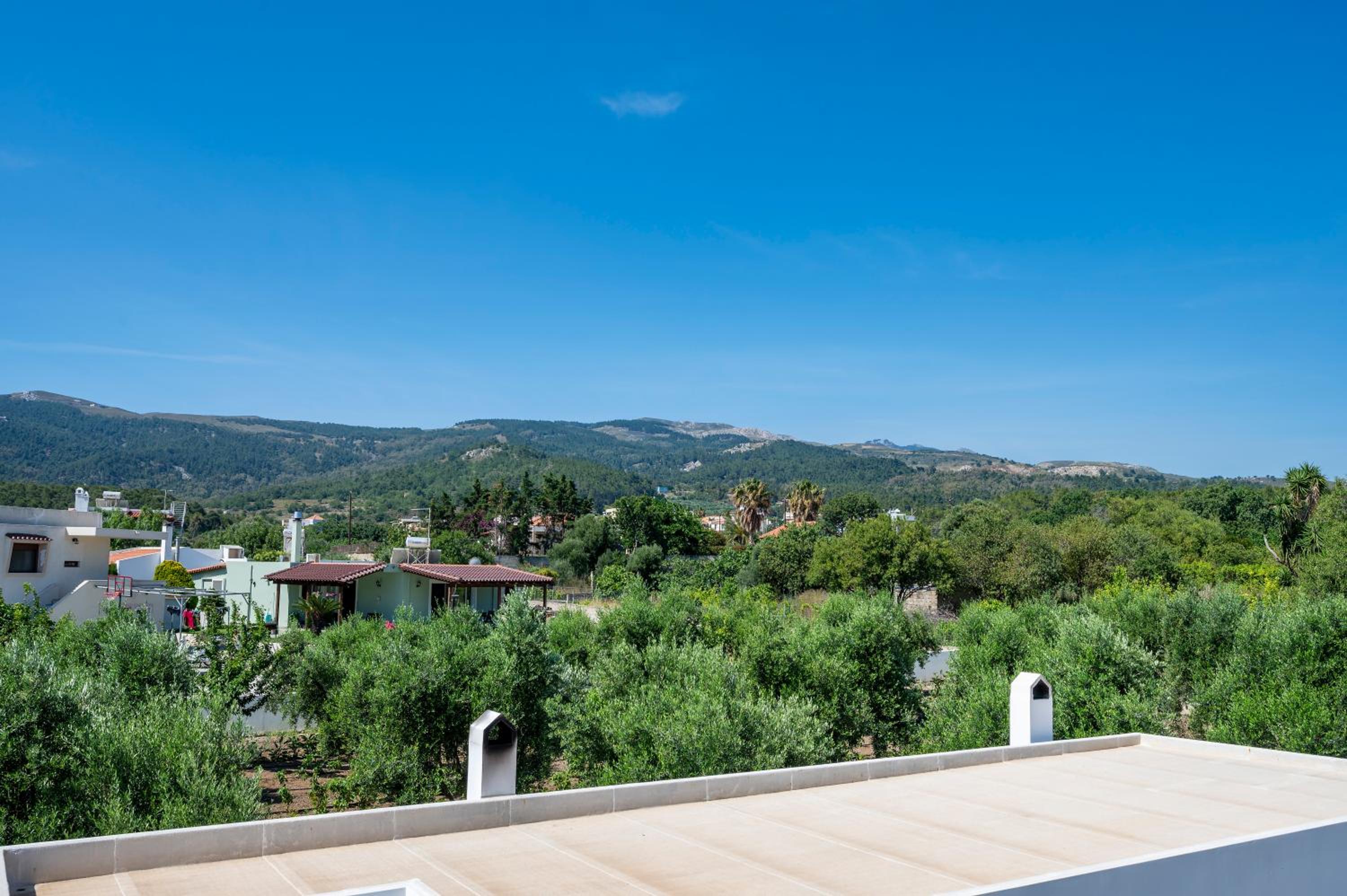 Olive Green Haven-3BR-Private Parking-Balcony