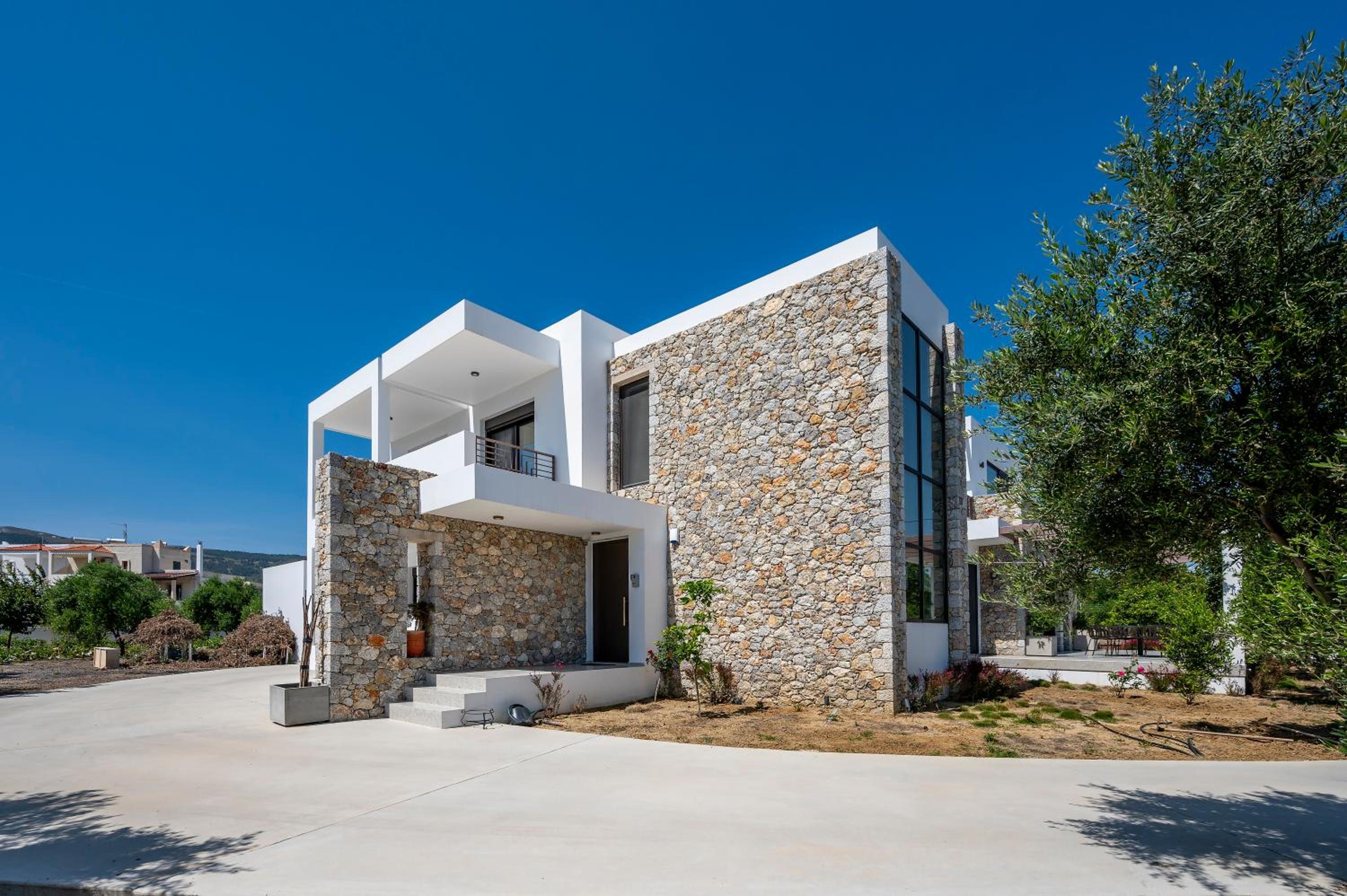 Olive Green Haven-3BR-Private Parking-Balcony