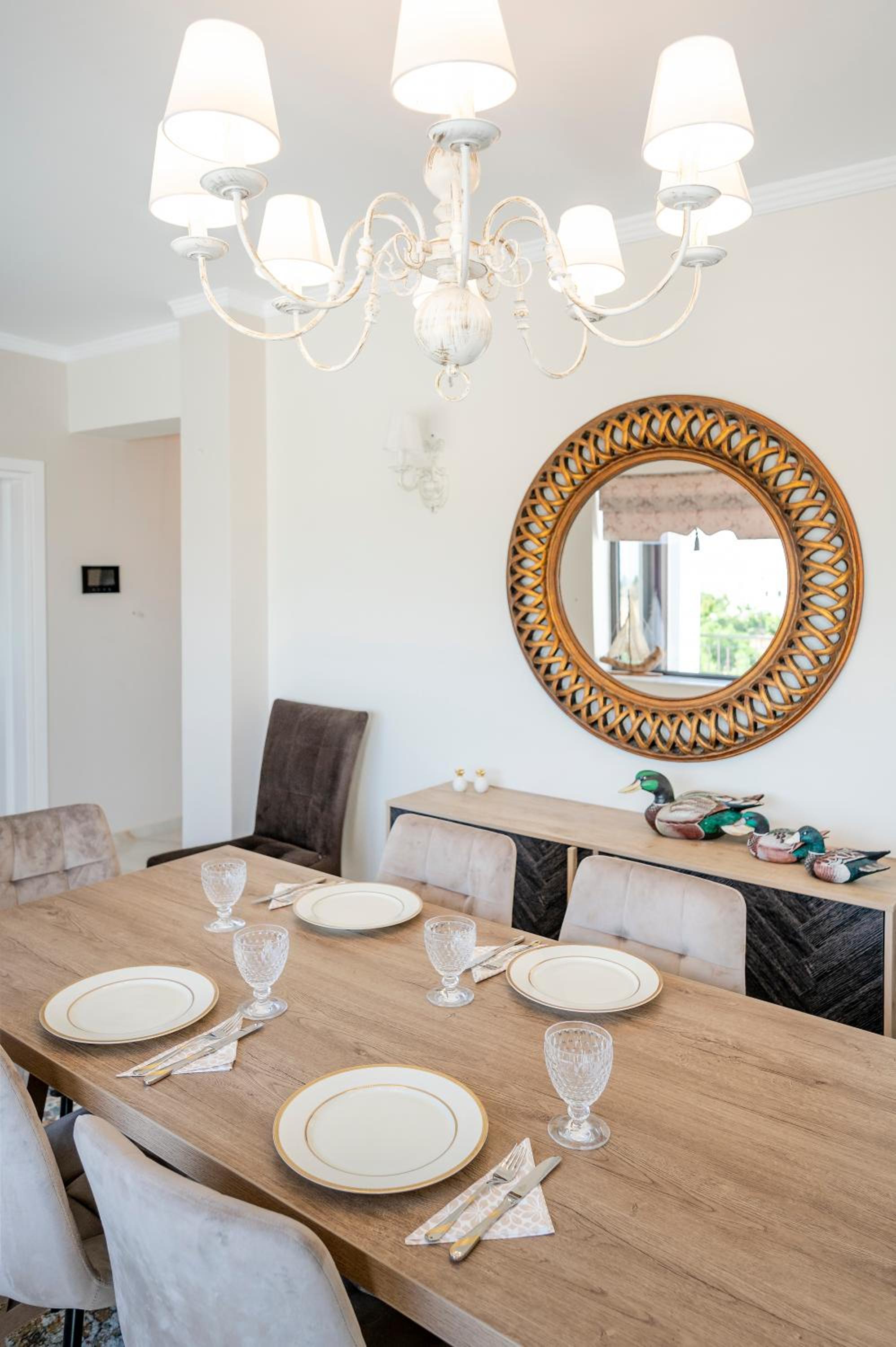 Olive Green Haven-3BR-Private Parking-Balcony