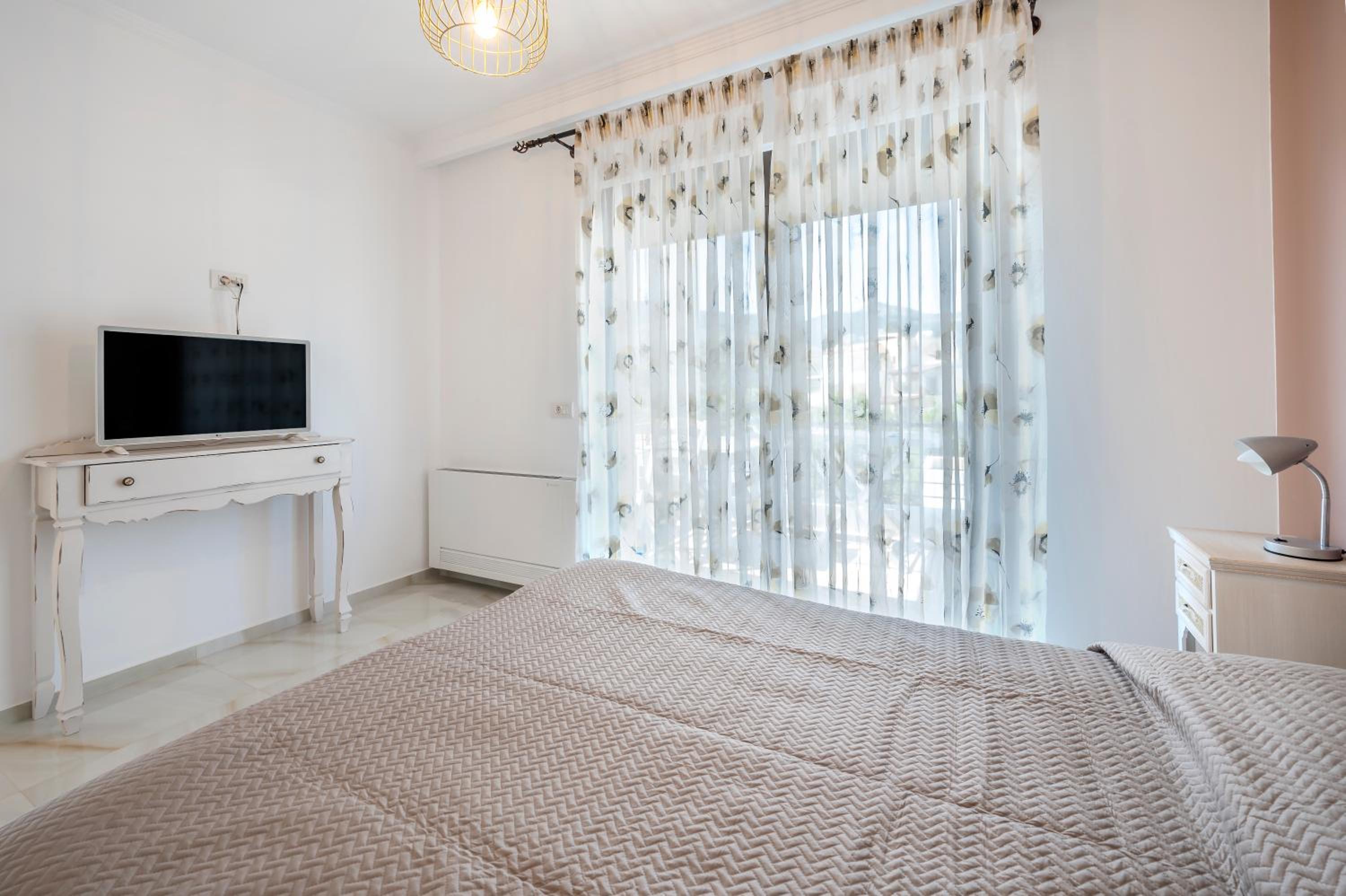 Olive Green Haven-3BR-Private Parking-Balcony
