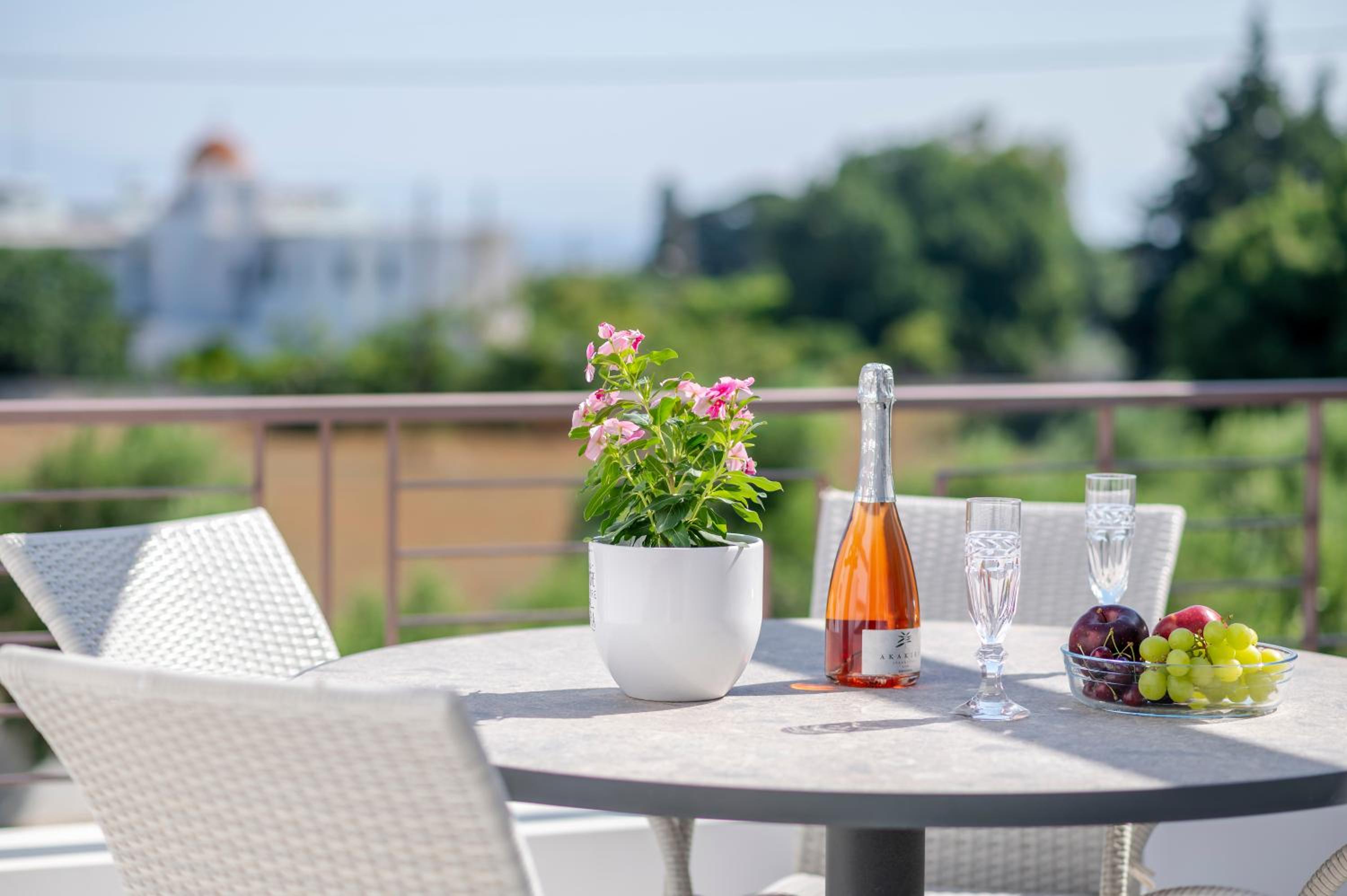 Olive Green Haven-3BR-Private Parking-Balcony