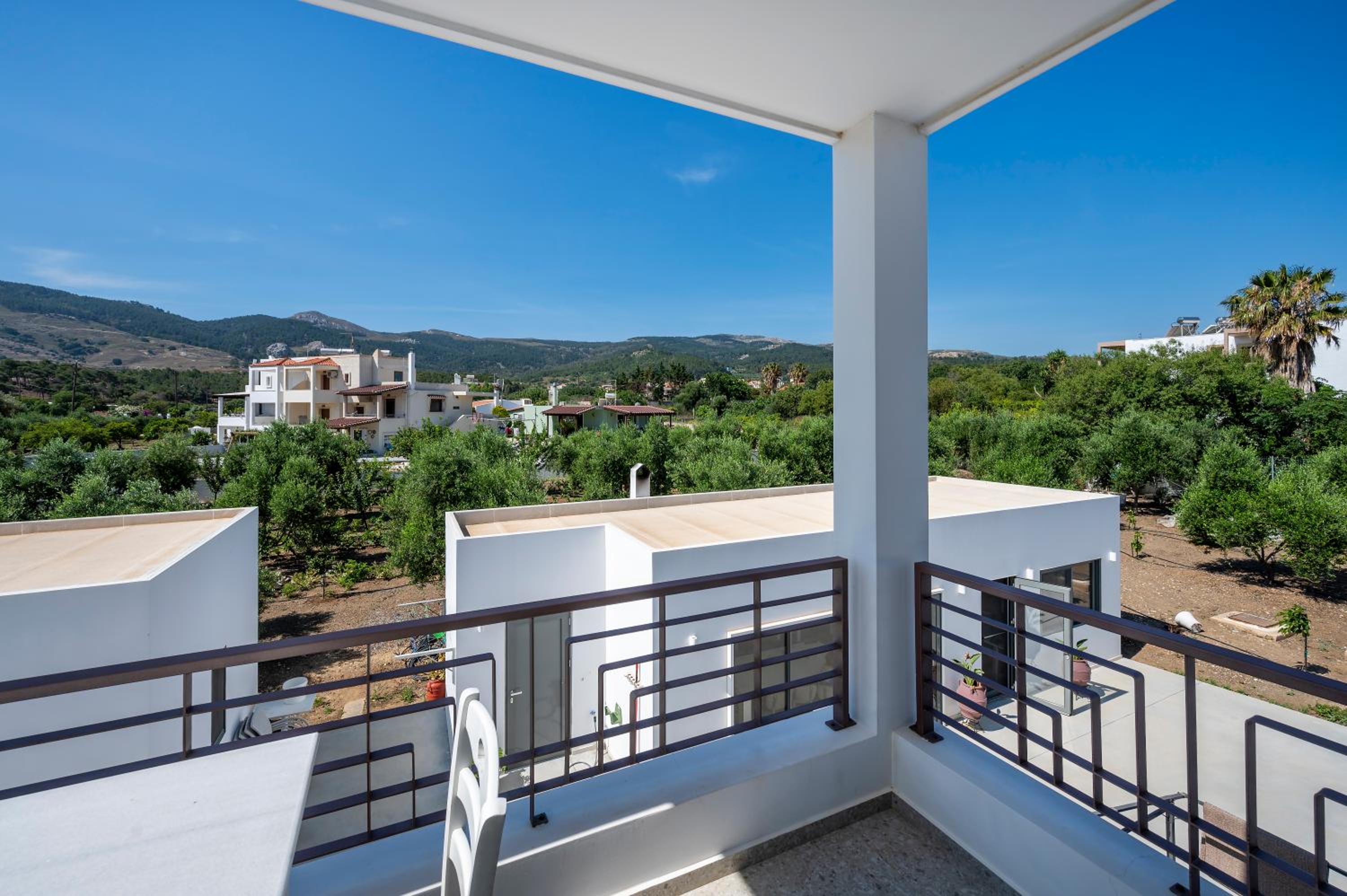 Olive Green Haven-3BR-Private Parking-Balcony