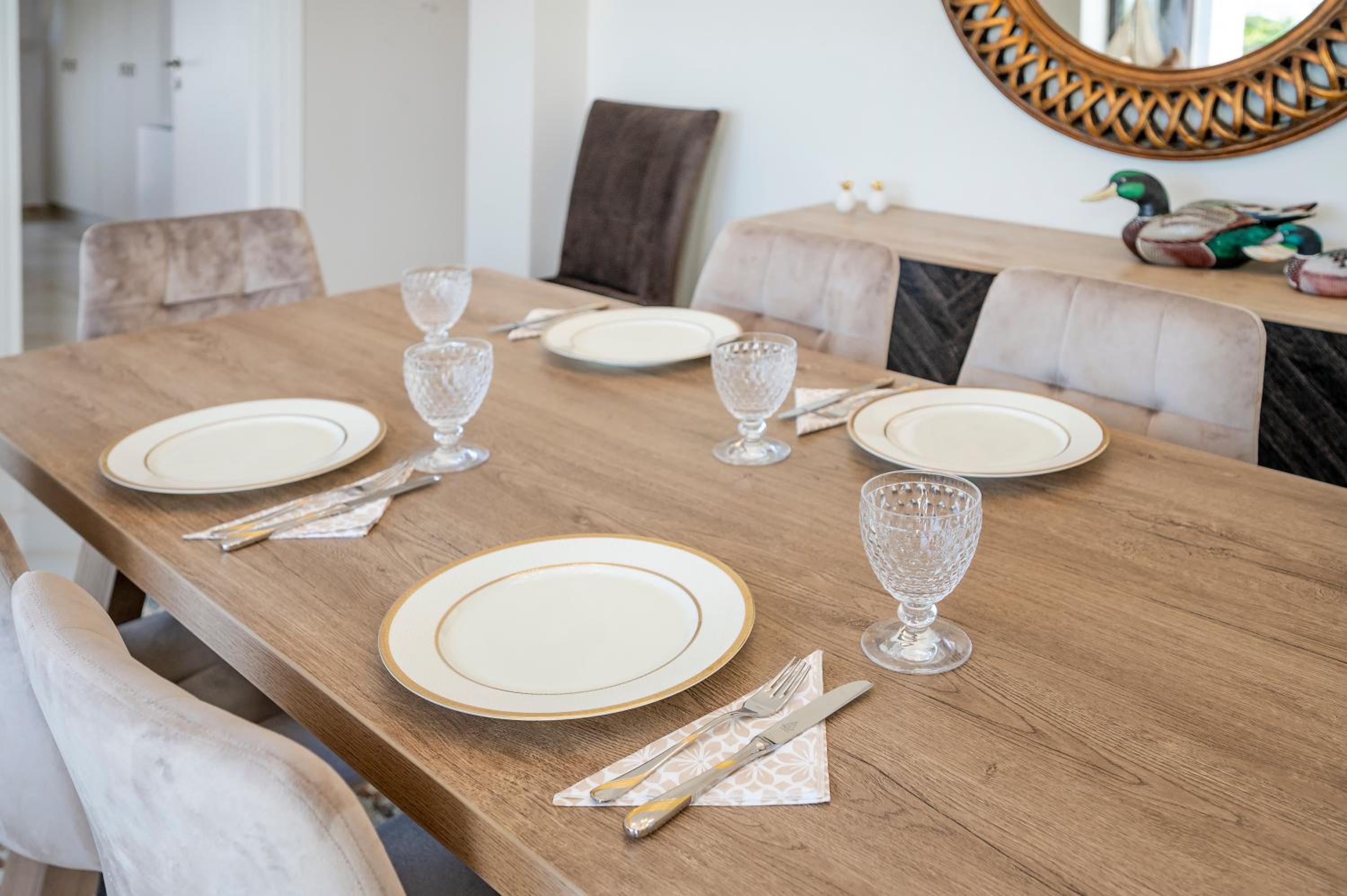 Olive Green Haven-3BR-Private Parking-Balcony