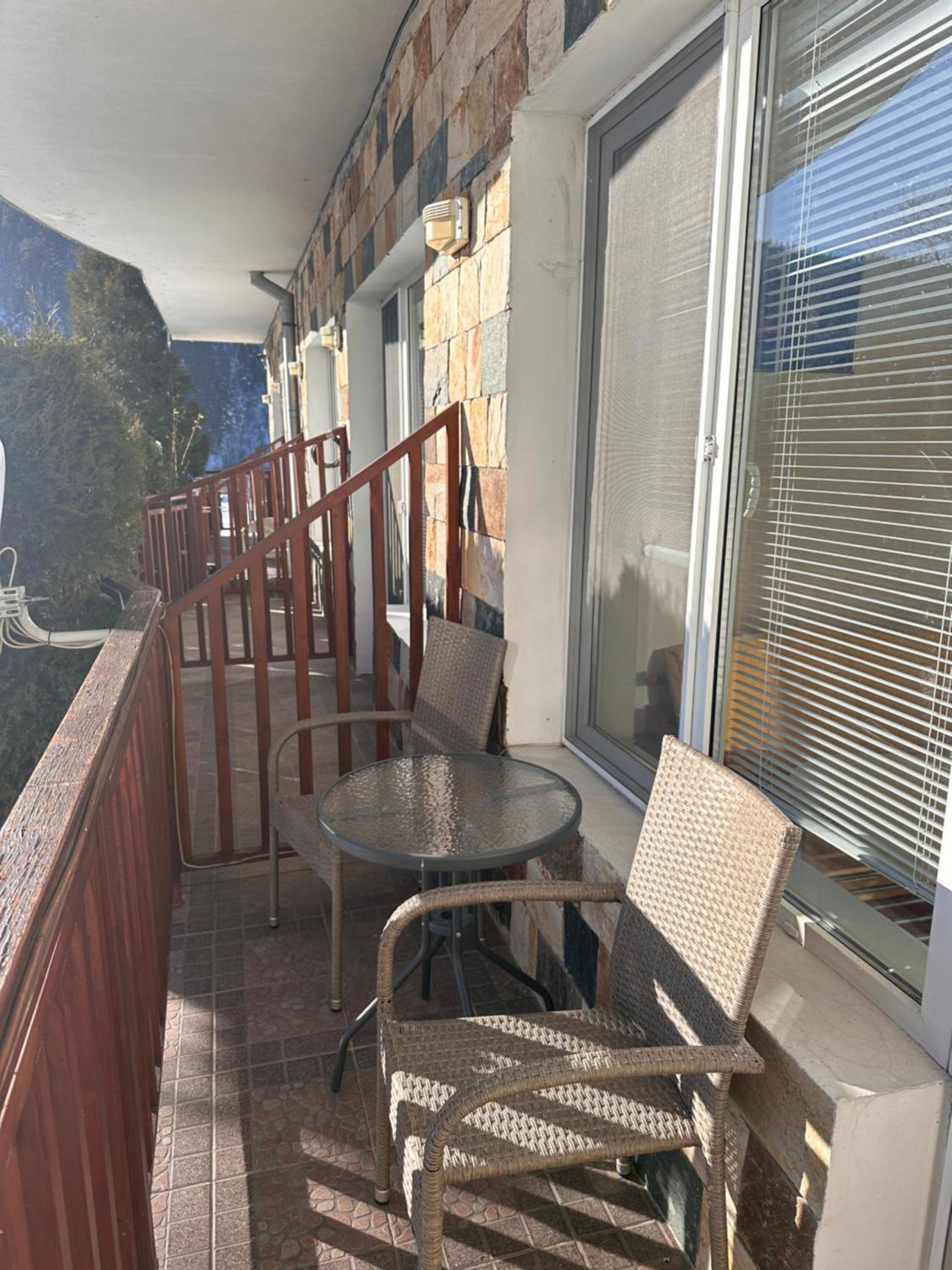 Sunny studio, Eagle Rock view 4