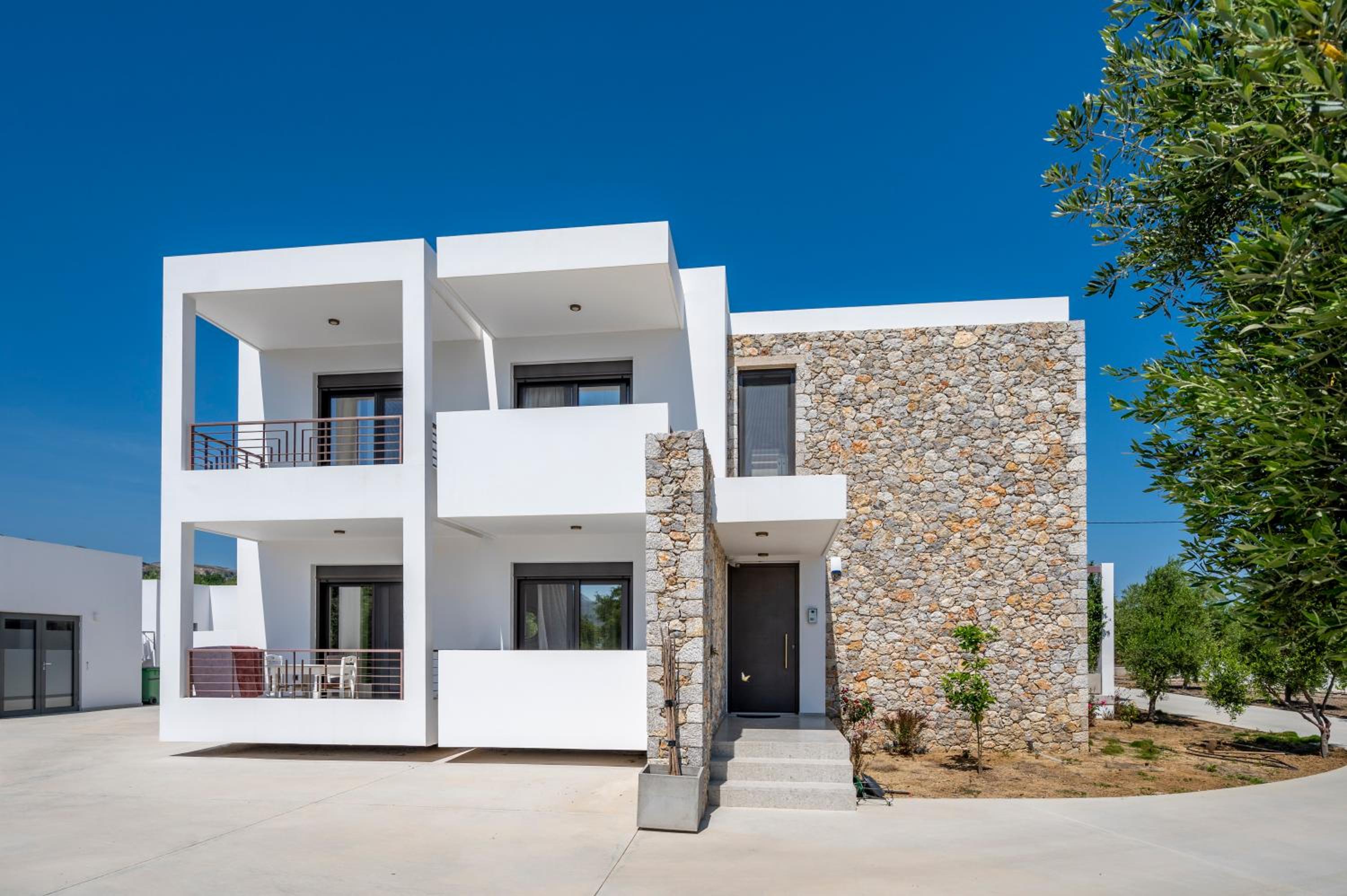 Olive Green Haven-3BR-Private Parking-Balcony