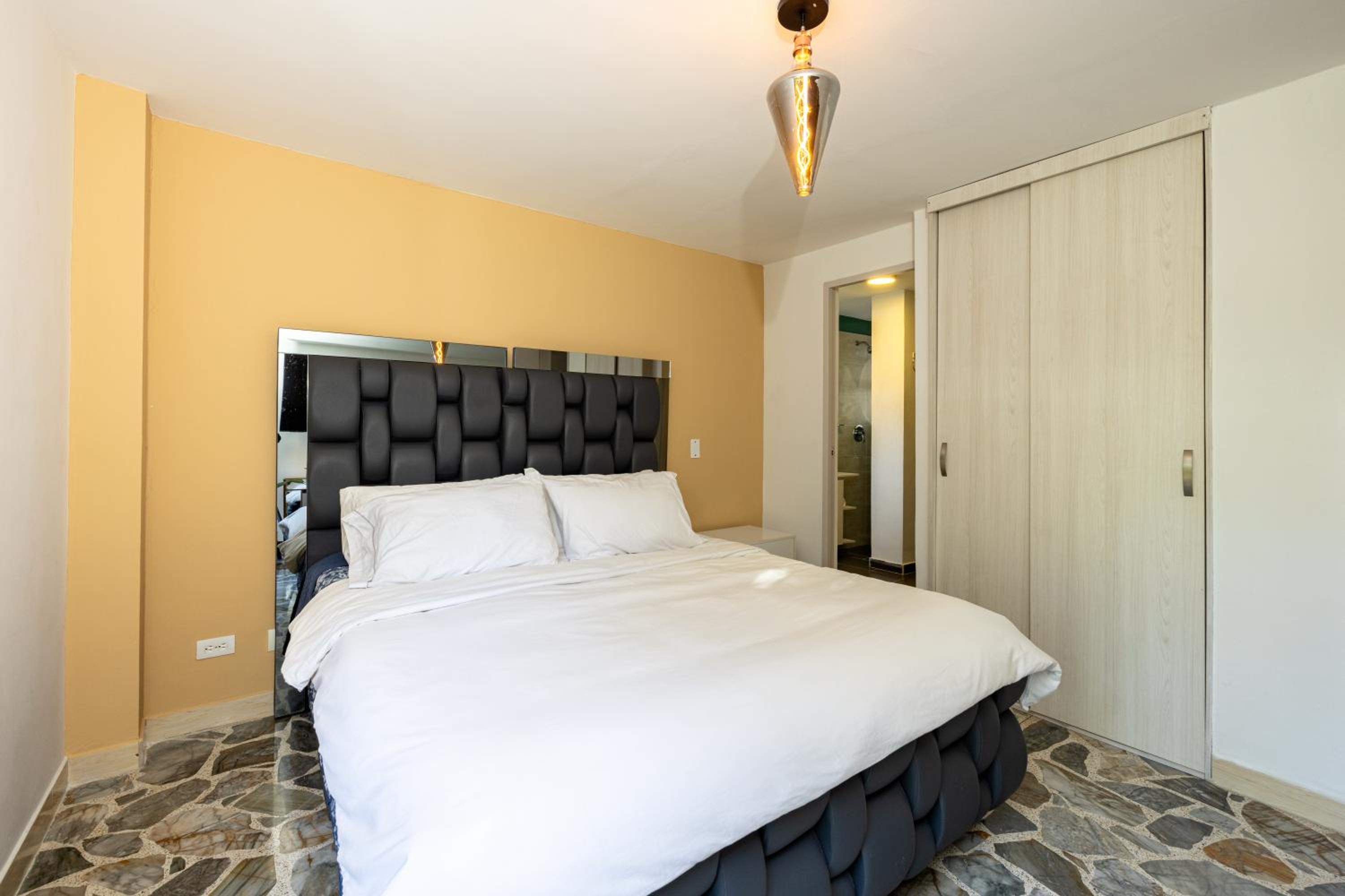 El Poblado, La Frontera (Apartamentos)