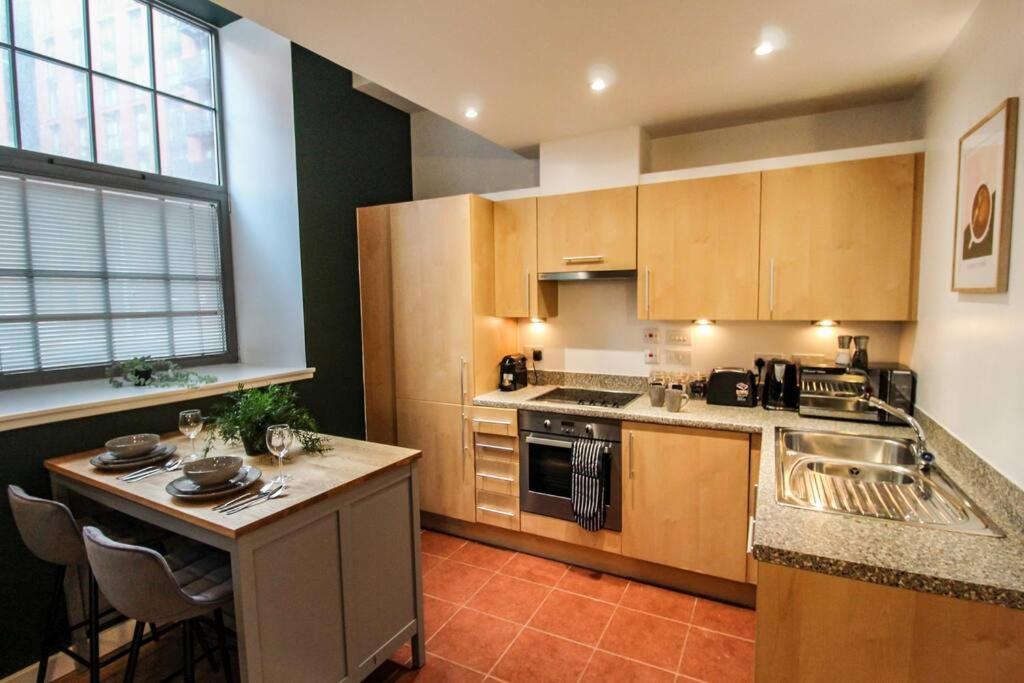 Spacious 2 Bedroom Apartment with Free Parking view 2