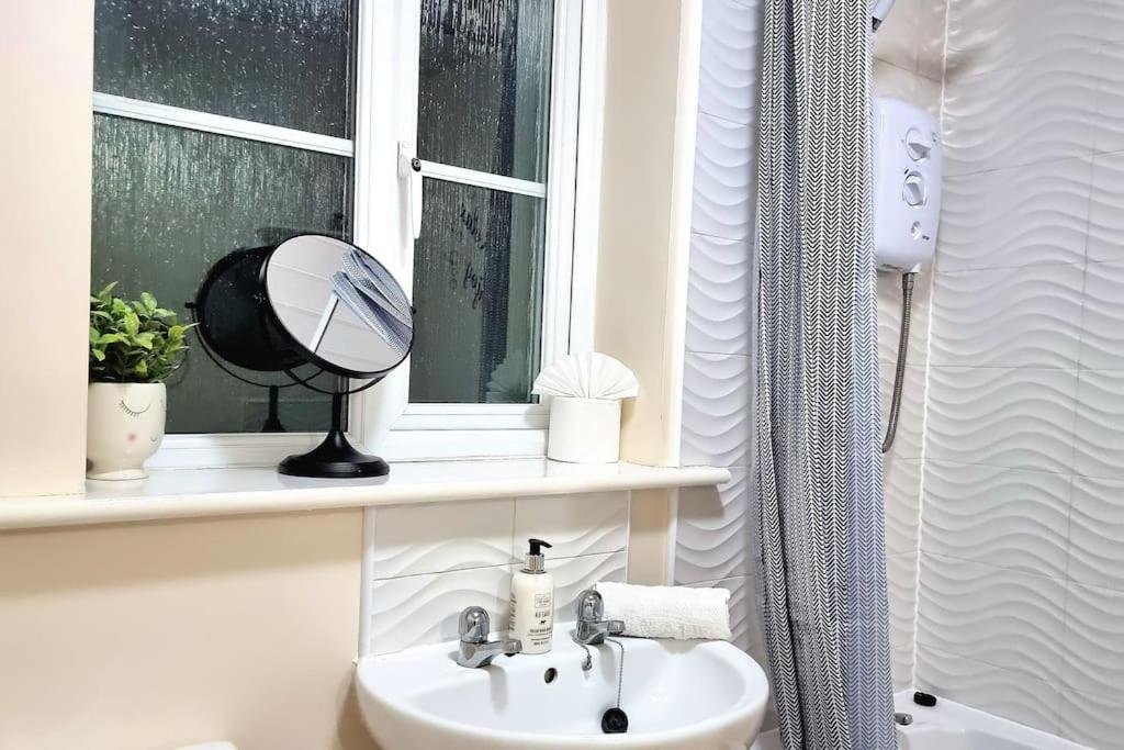 4 Bed Family Home with Private Garden, Designated Parking, Free Wi-fi & Long Stay Offers view 3