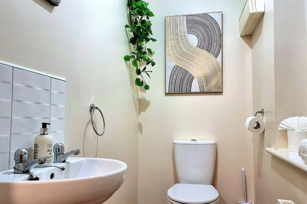 4 Bed Family Home with Private Garden, Designated Parking, Free Wi-fi & Long Stay Offers view 4