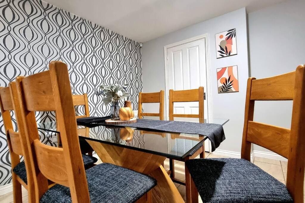 4 Bed Family Home with Private Garden, Designated Parking, Free Wi-fi & Long Stay Offers view 5