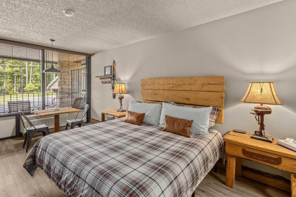 Stonegate Lodge Fire Pit 50in TV Salt Water Pool Fast Wi-Fi Room #301 view 4