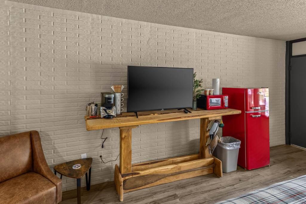 Stonegate Lodge King Bed WIFI 50in Roku TV Salt Water Pool Room # 302 view 5