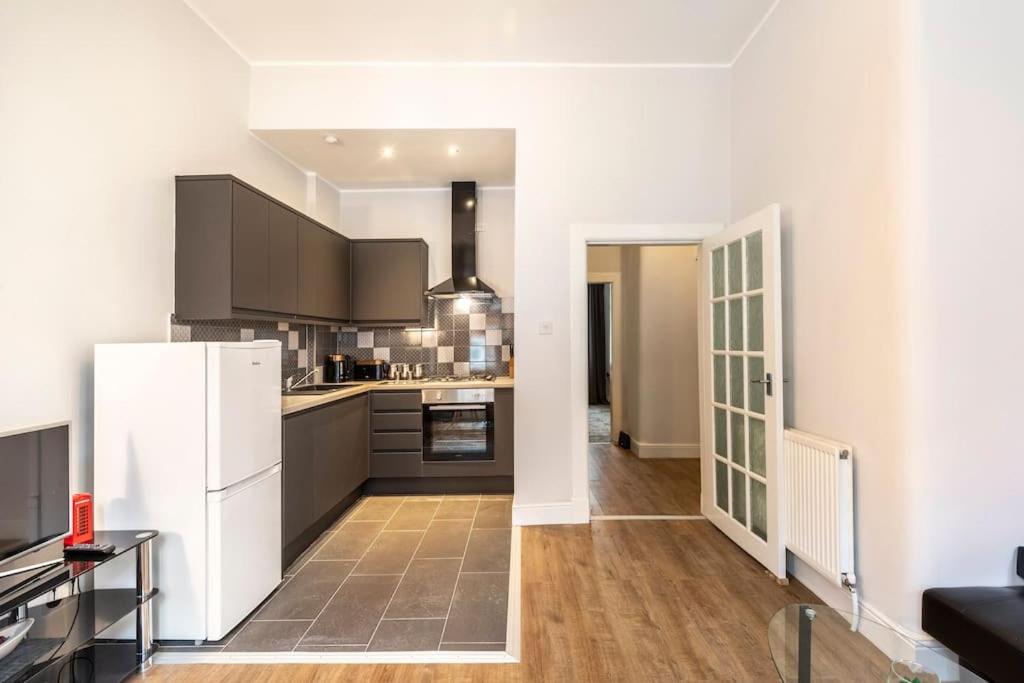 Stunning Ground Floor flat in Southside. view 3