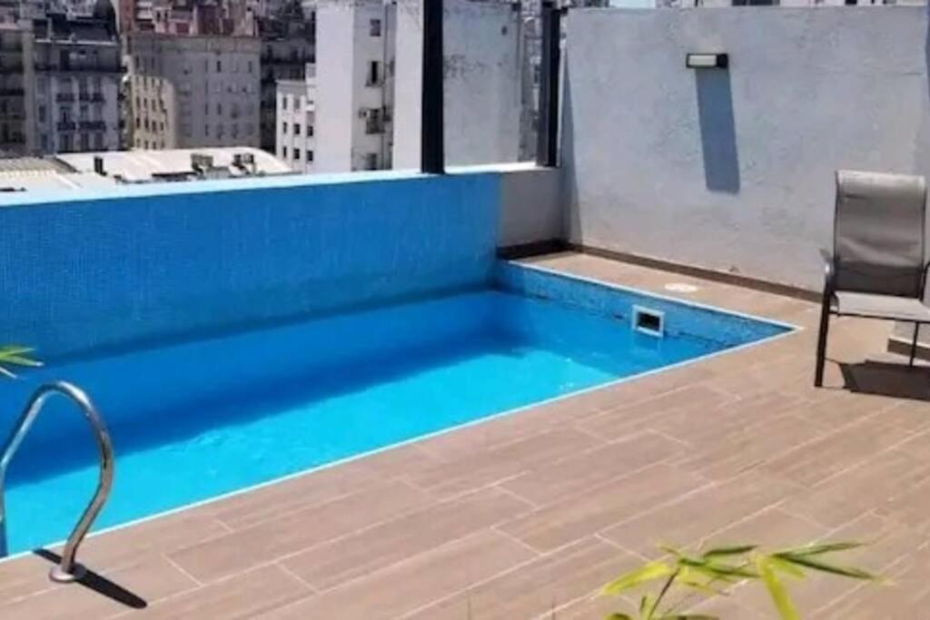 Amplio monoambiente con piscina