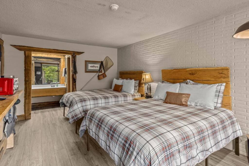 Stonegate Lodge Saltwater Pool 2 Queen Beds Firepit Fast WiFi Room #307