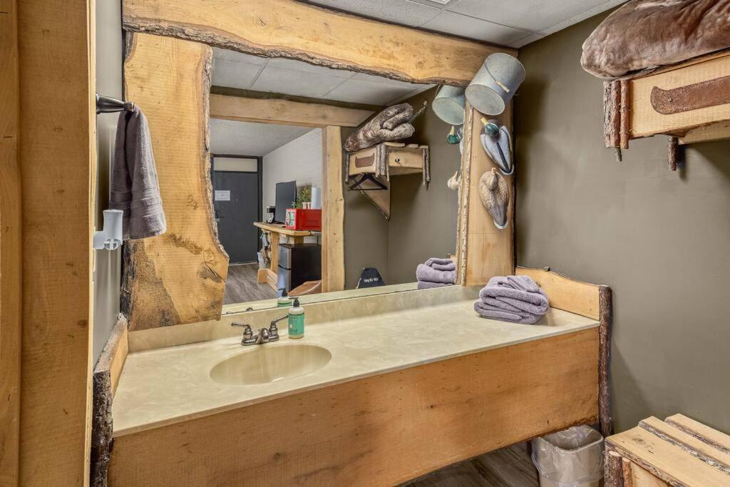 Stonegate Lodge King Bed, WIFI, 50in Roku TV, Salt Water Pool Room #308 view 5