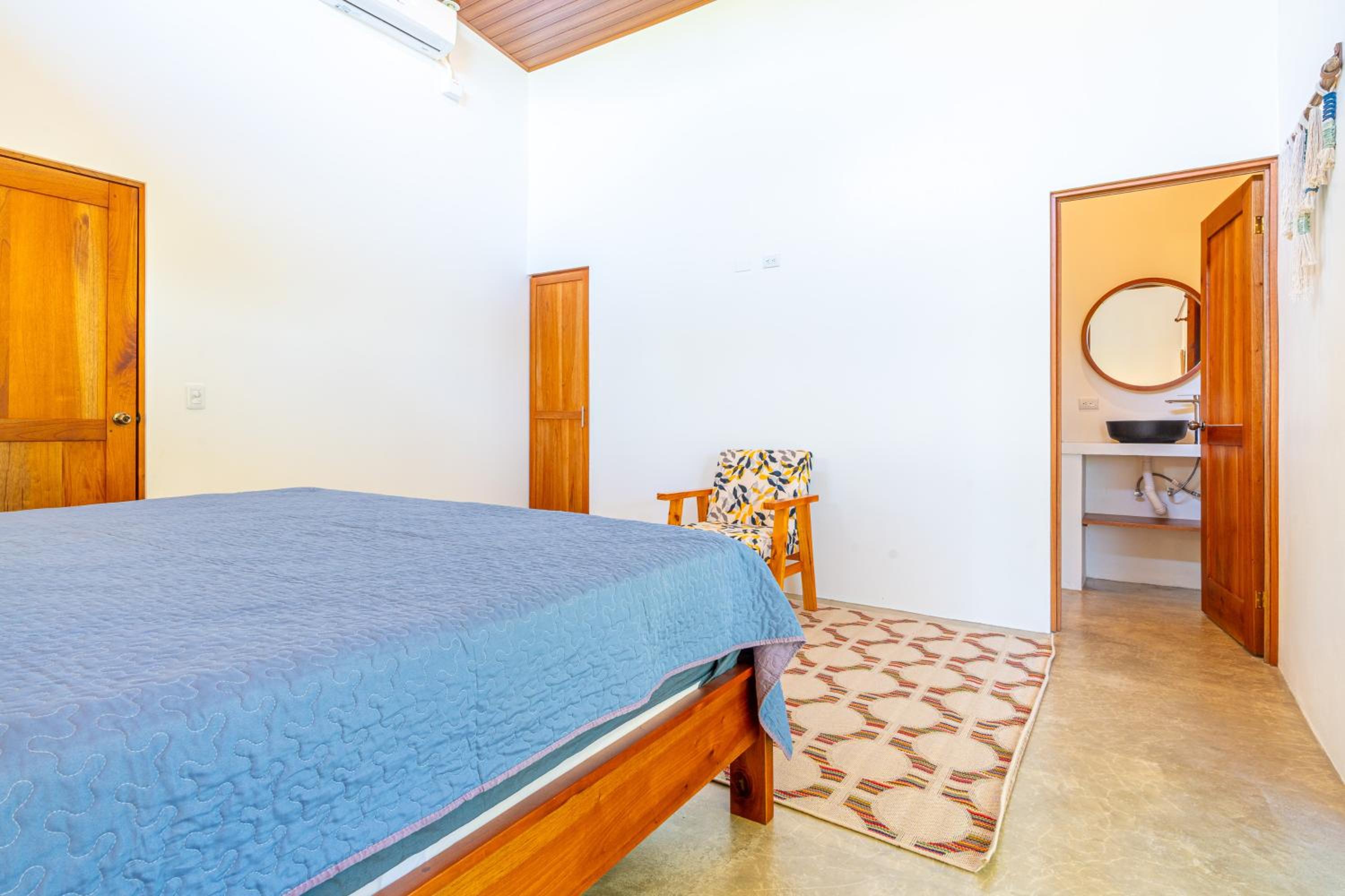 Luxury 2 bedroom, walking distance to beach