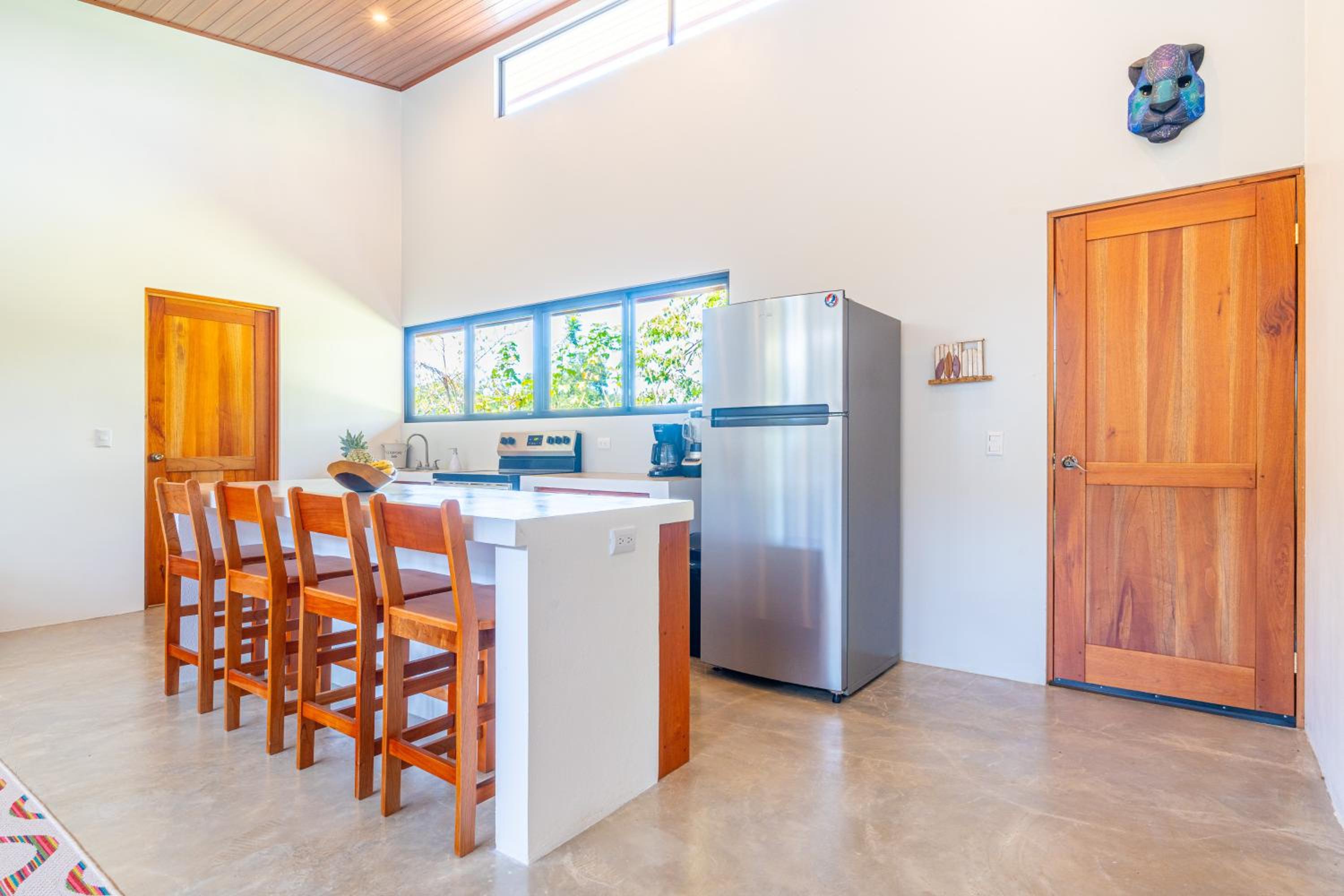 Luxury 2 bedroom, walking distance to beach