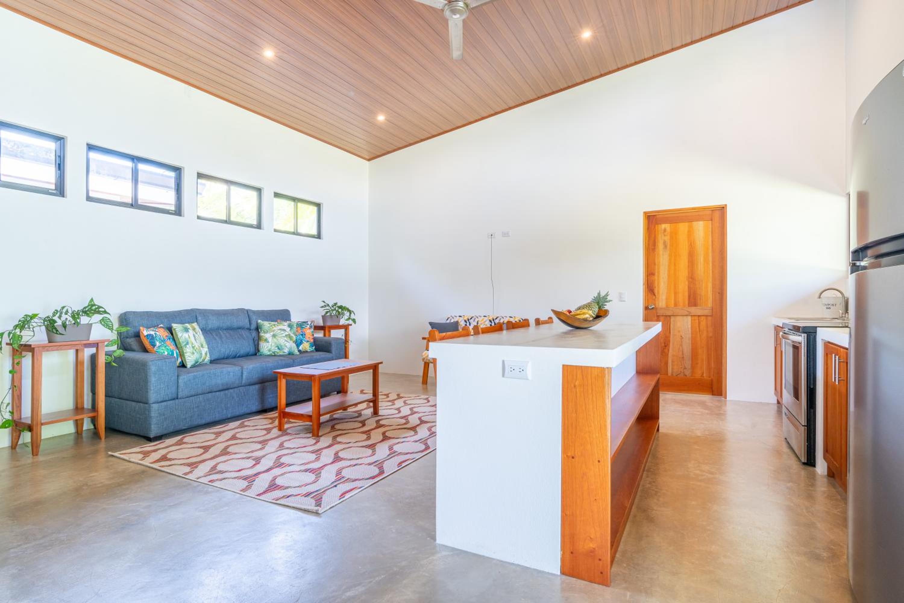 Luxury 2 bedroom, walking distance to beach
