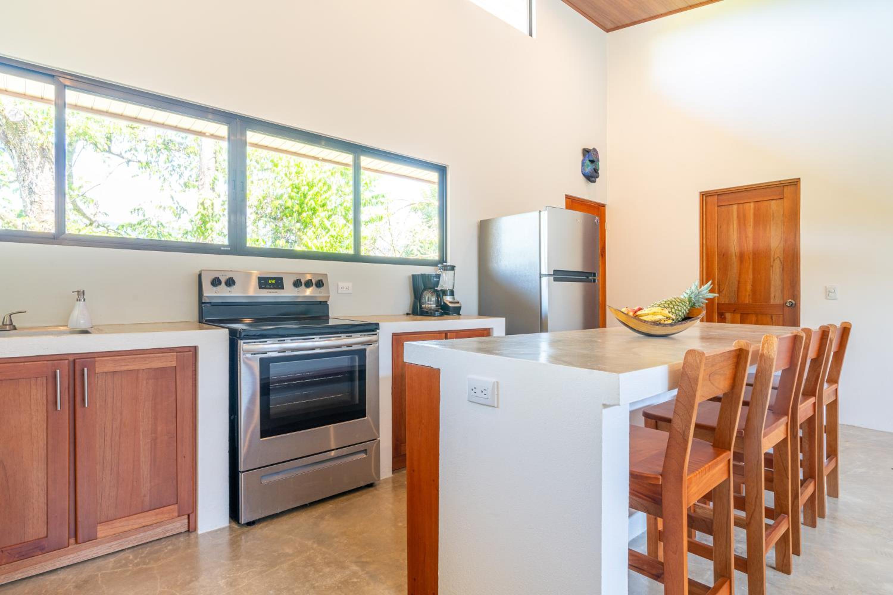 Luxury 2 bedroom, walking distance to beach