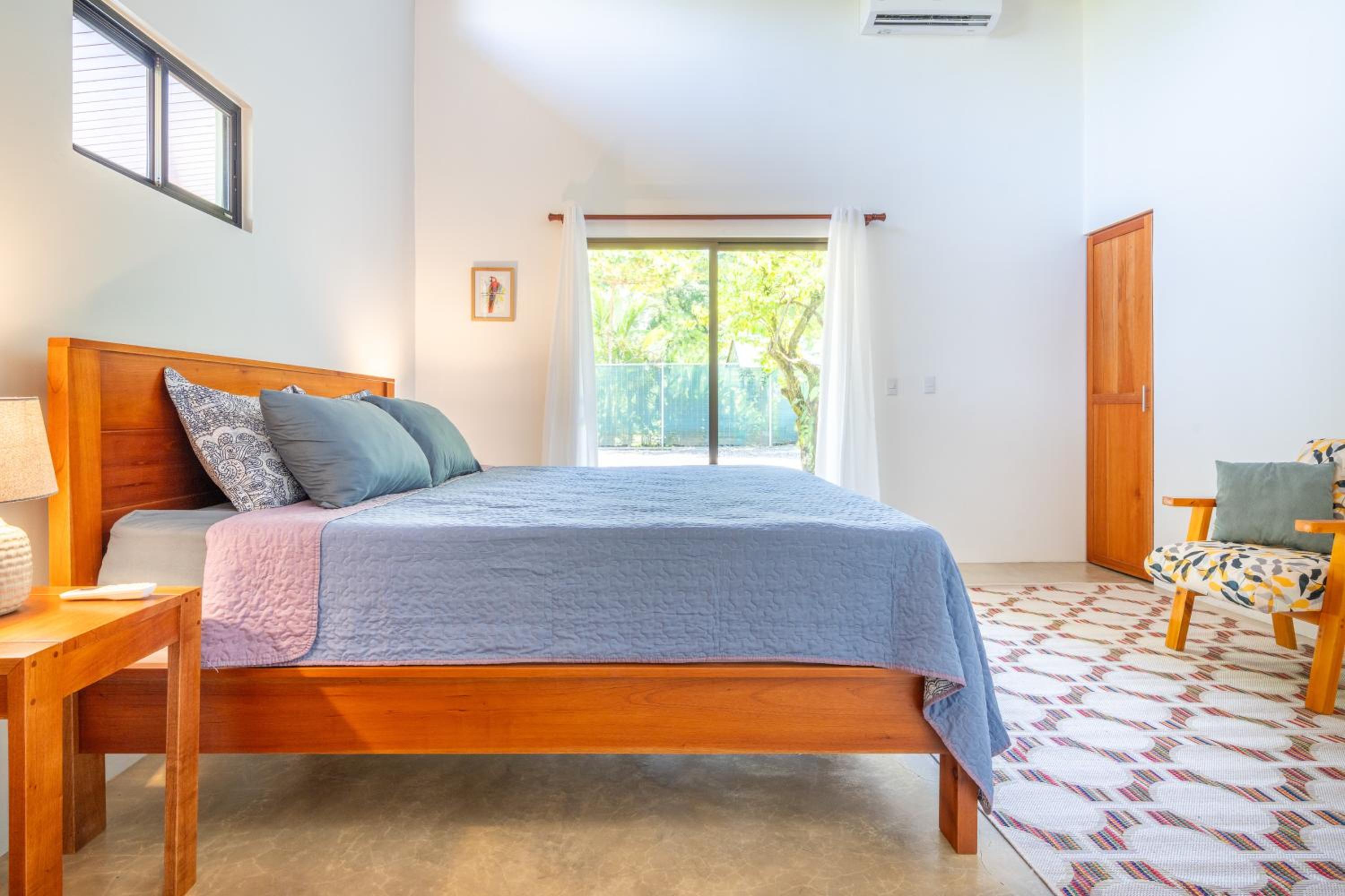 Luxury 2 bedroom, walking distance to beach