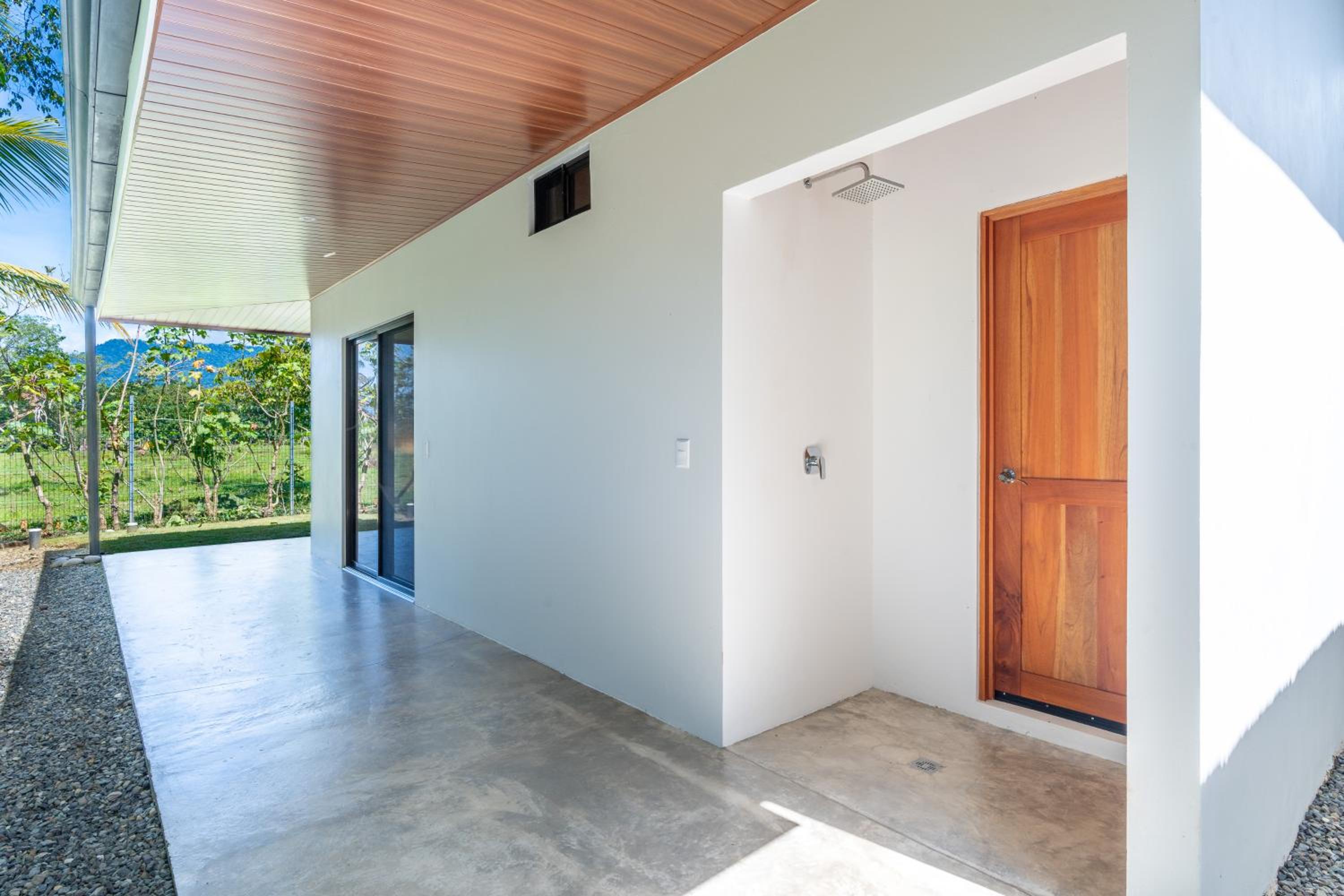 Luxury 2 bedroom, walking distance to beach