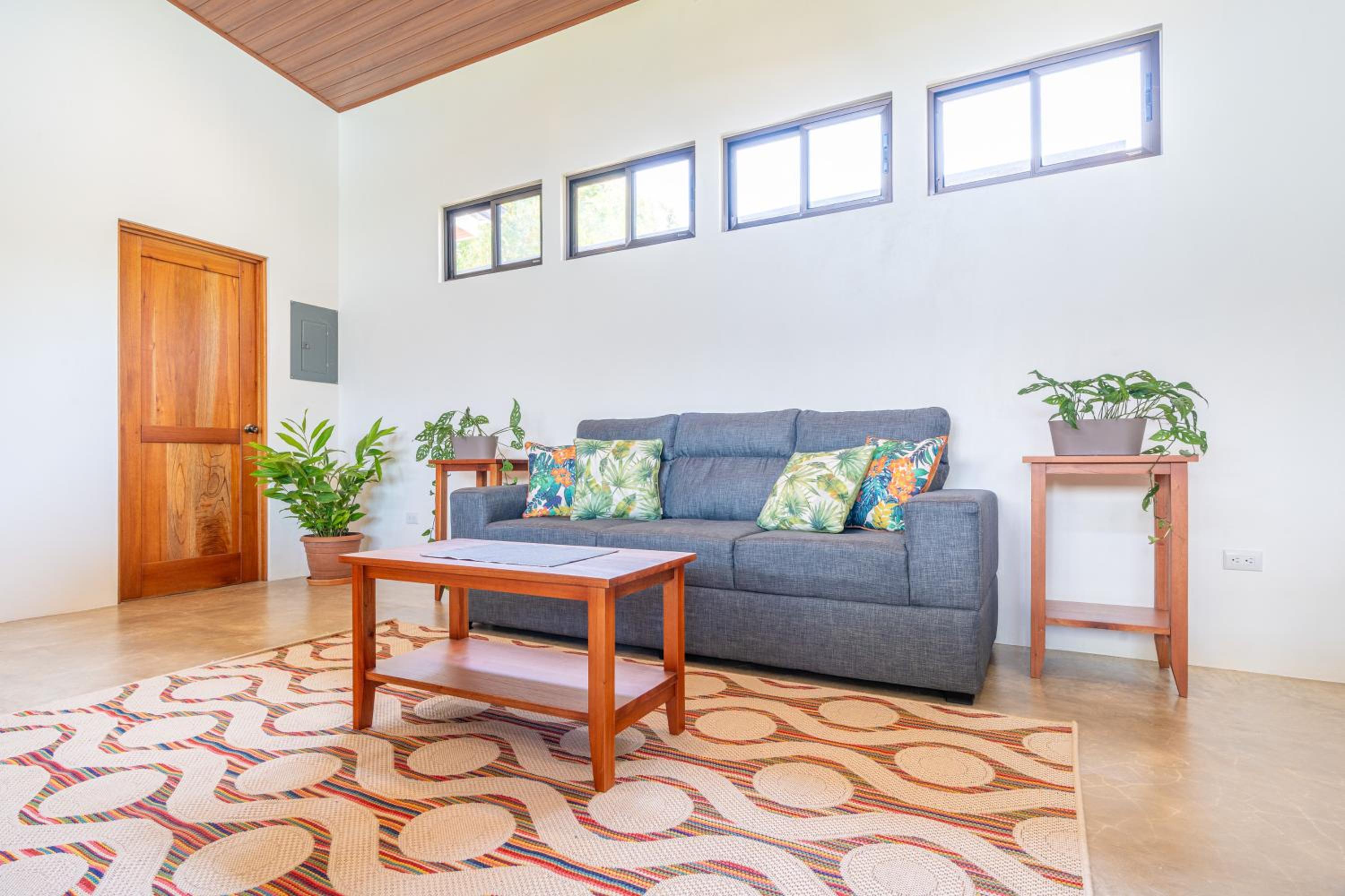 Luxury 2 bedroom, walking distance to beach