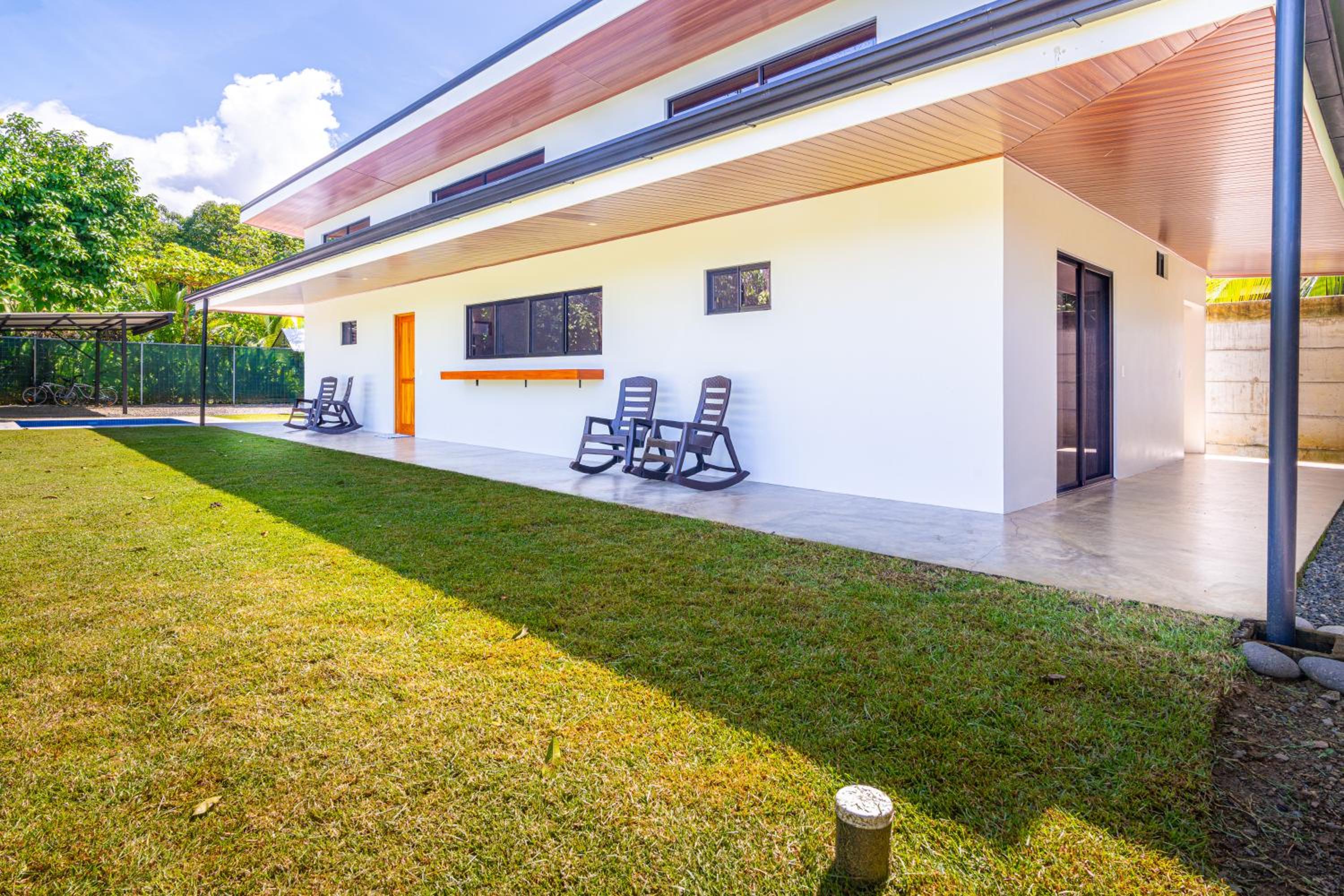 Luxury 2 bedroom, walking distance to beach