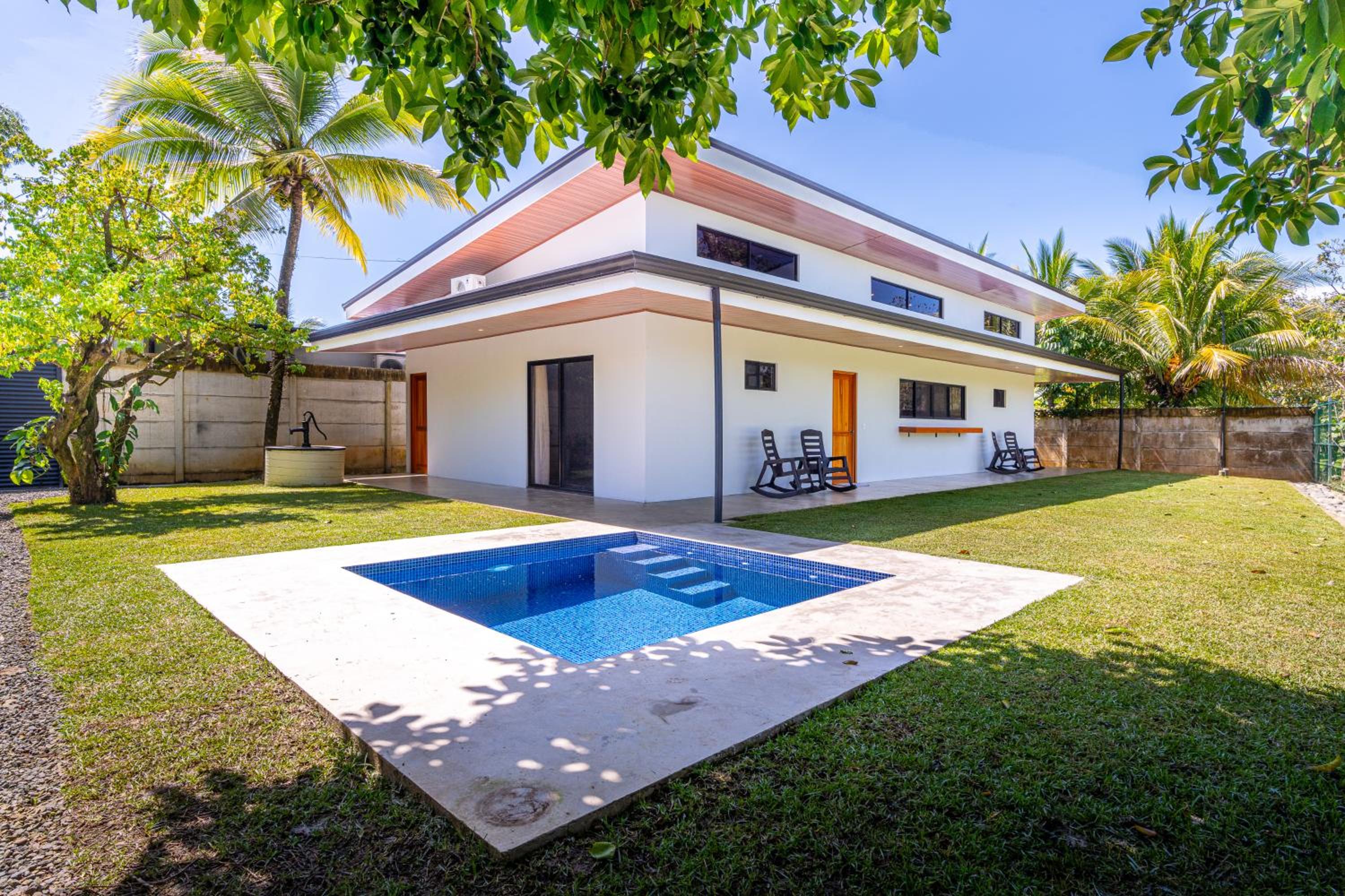 Luxury 2 bedroom, walking distance to beach
