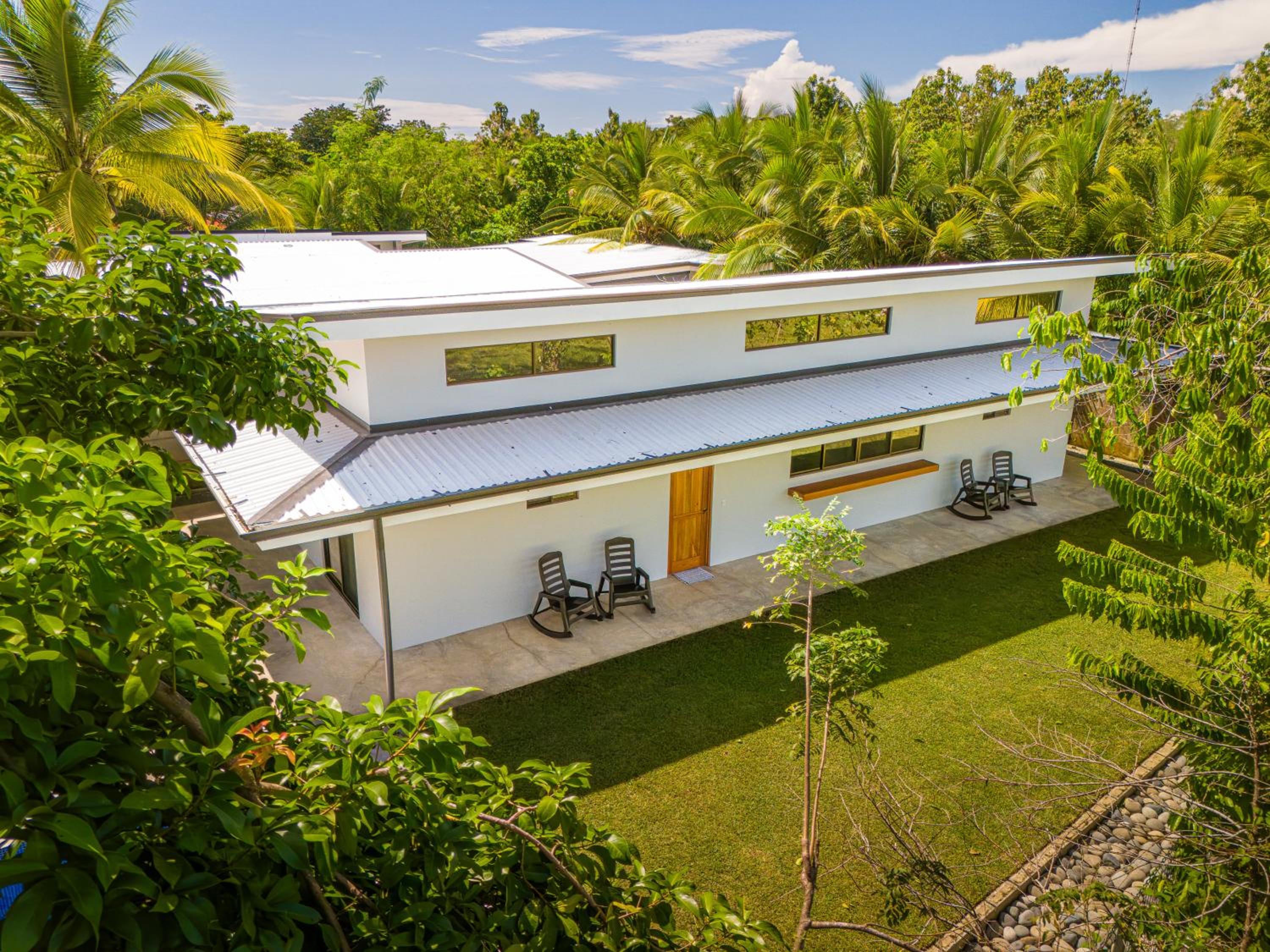Luxury 2 bedroom, walking distance to beach