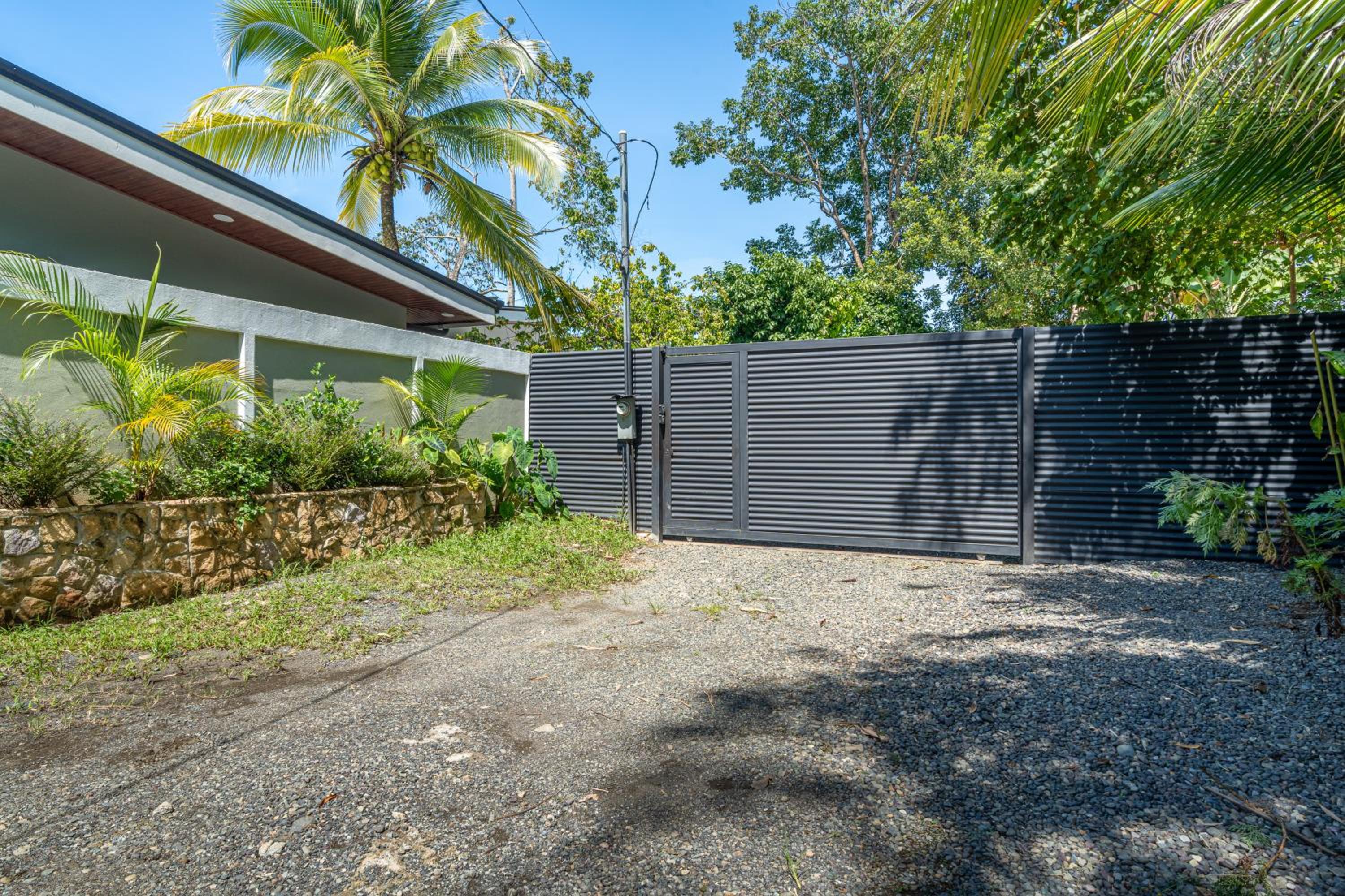 Luxury 2 bedroom, walking distance to beach