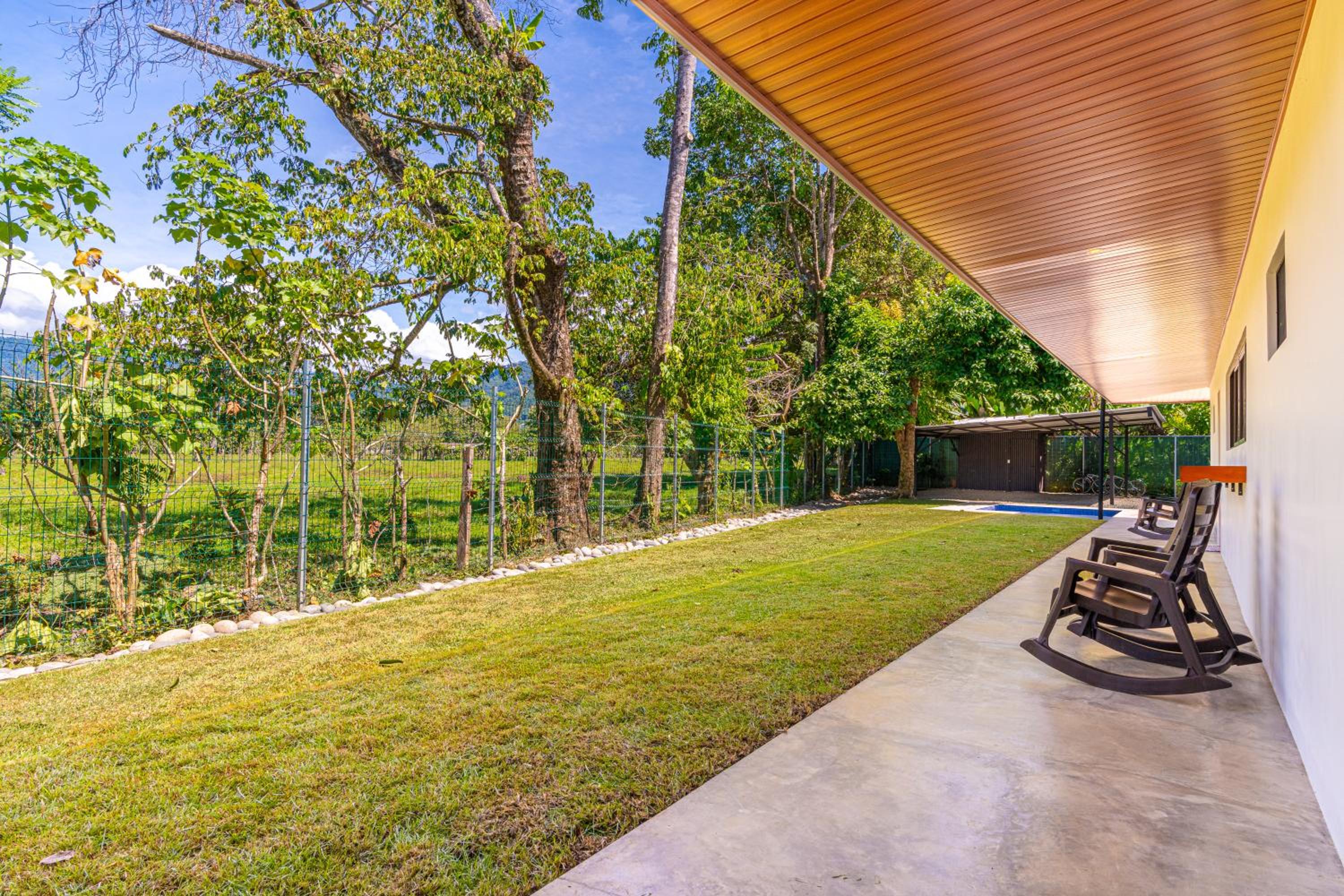 Luxury 2 bedroom, walking distance to beach