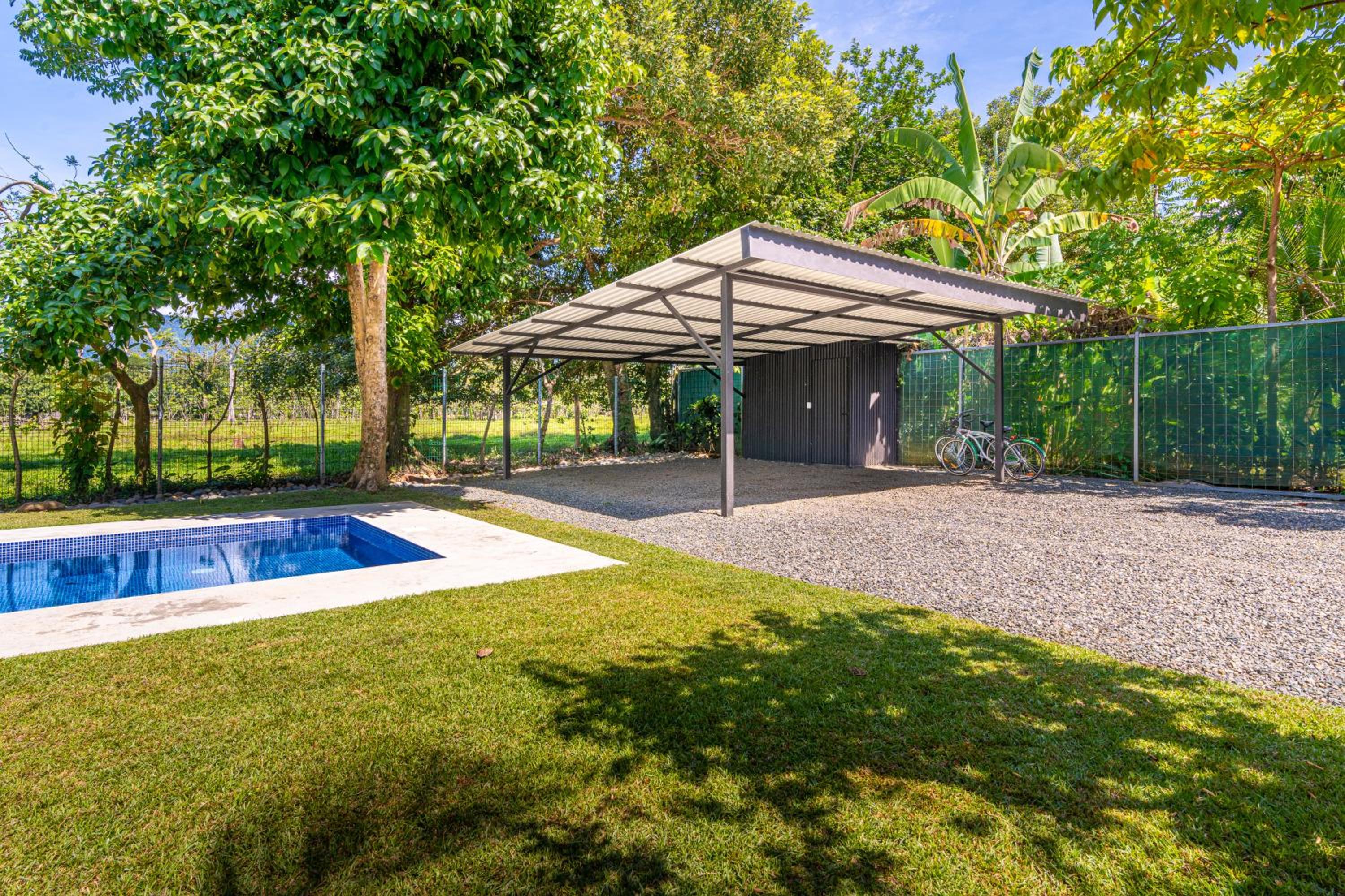 Luxury 2 bedroom, walking distance to beach