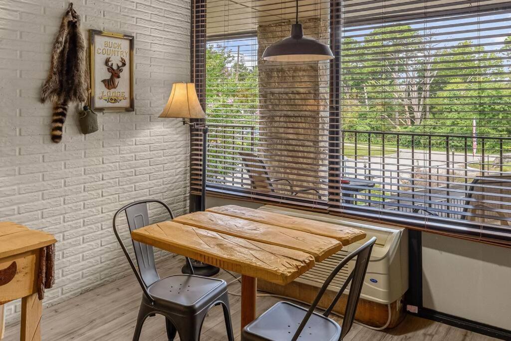 Stonegate Lodge King Bed Fast WiFi 40in TV Salt Water Pool Room #309
