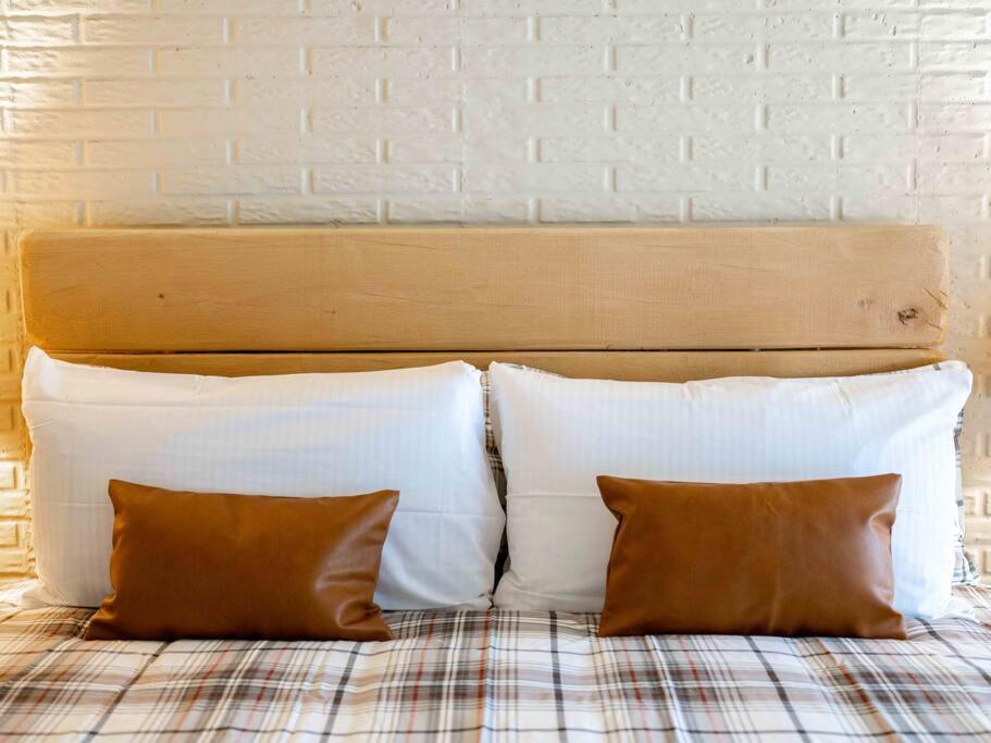 Stonegate Lodge King Bed Fast WiFi 40in TV Salt Water Pool Room #309