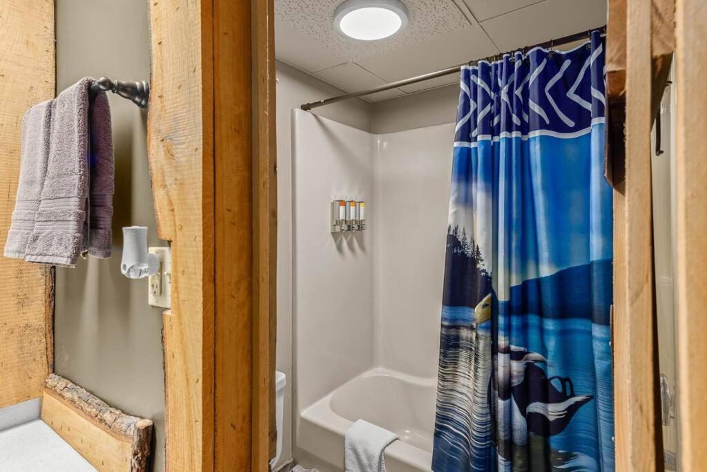 Stonegate Lodge King Bed Fast WiFi 40in TV Salt Water Pool Room #309