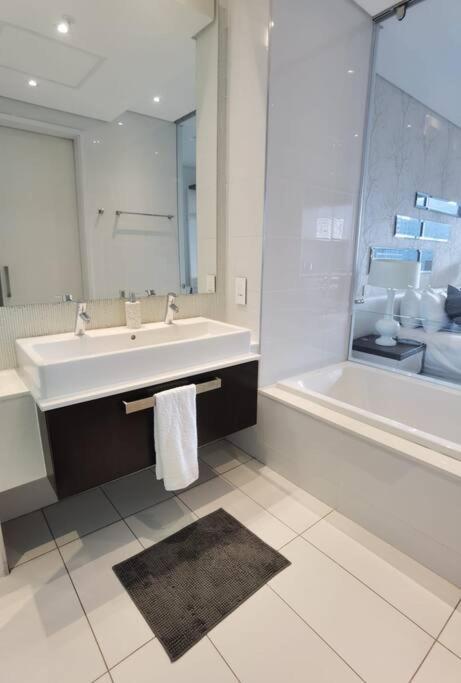 Exec Apartment @ SandtonSkye