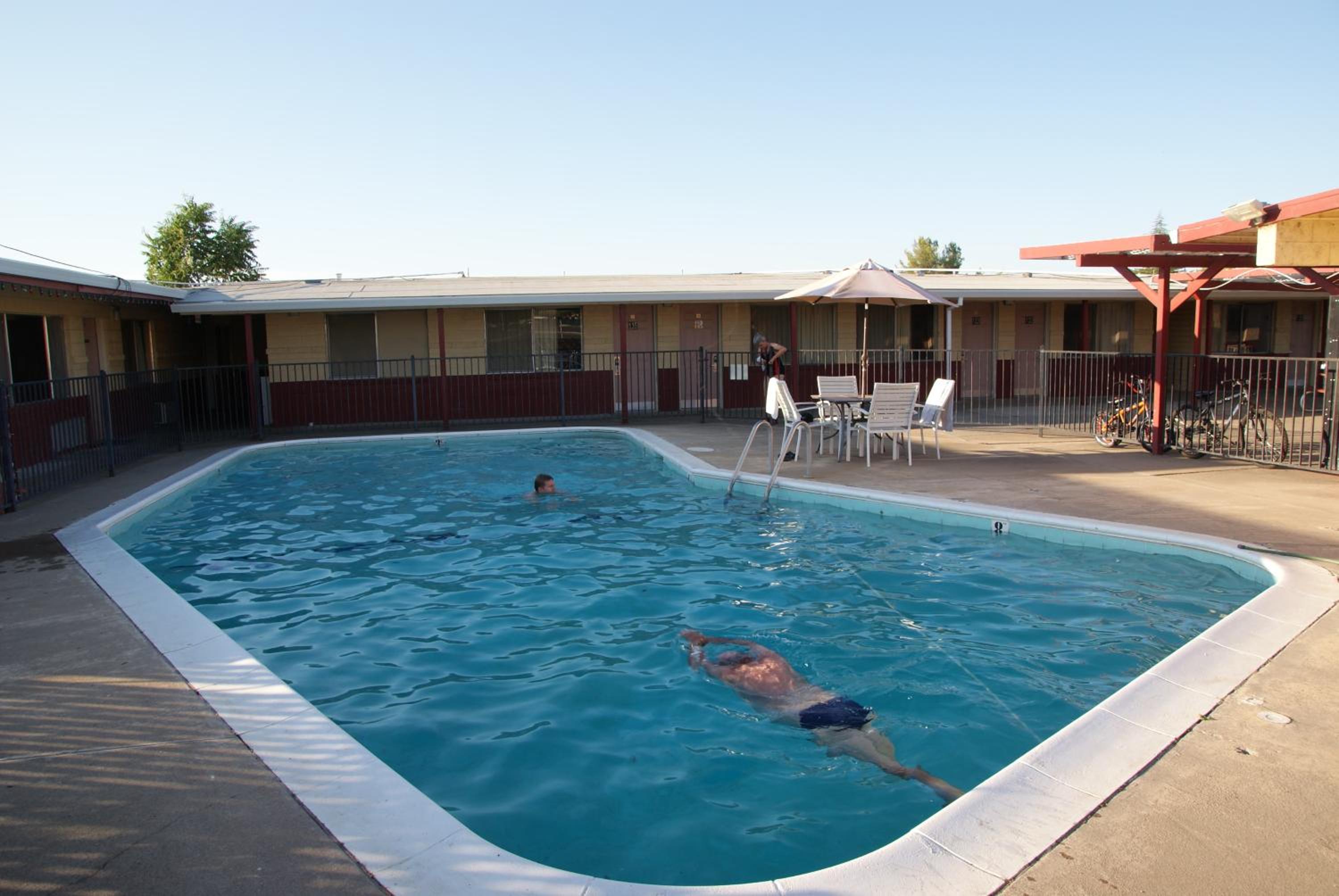 Red Bluff Vacations - Gateway Inn - Property Image 1