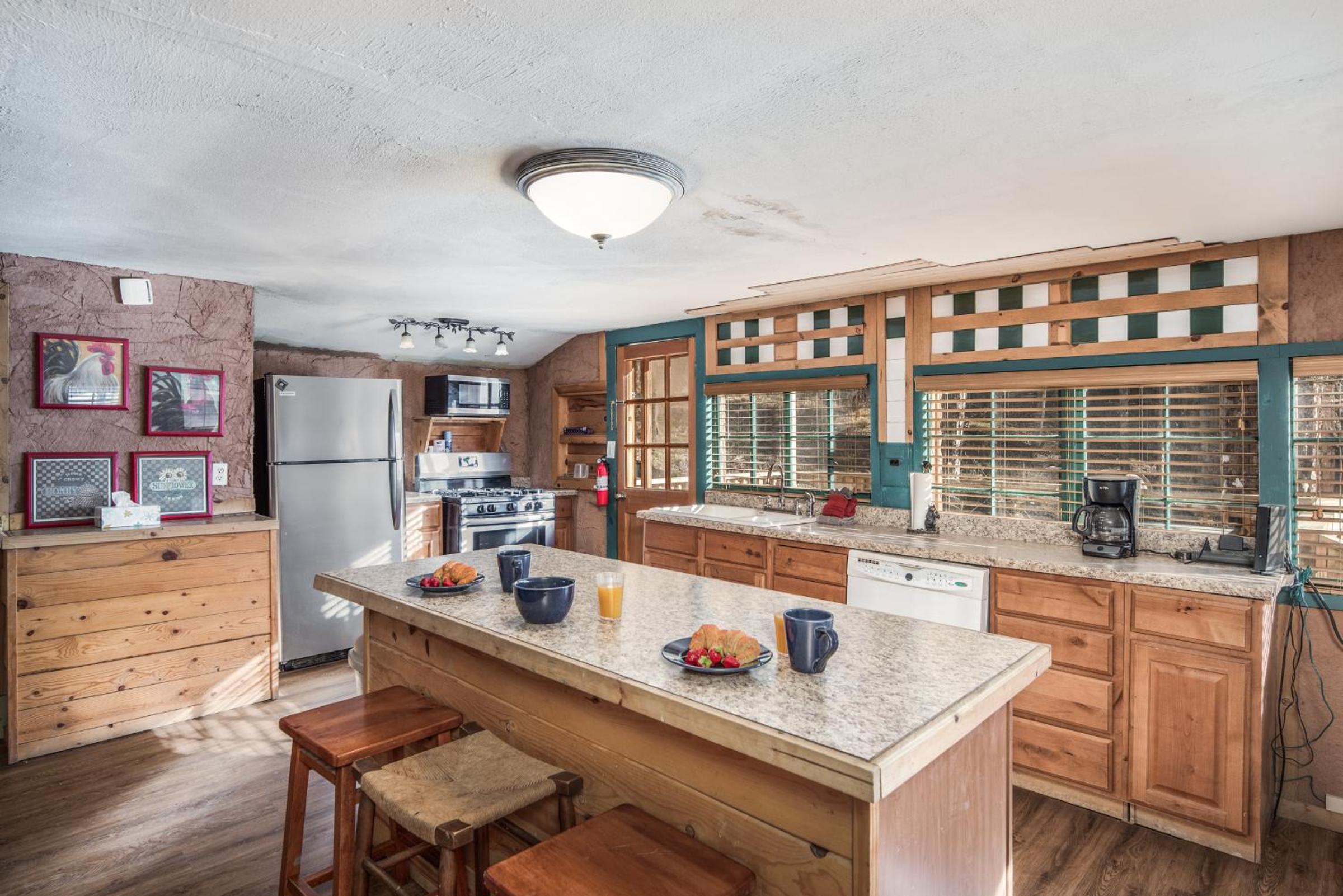 Cabin Fever - Cozy whirlpool cabin near river & downtown view 4