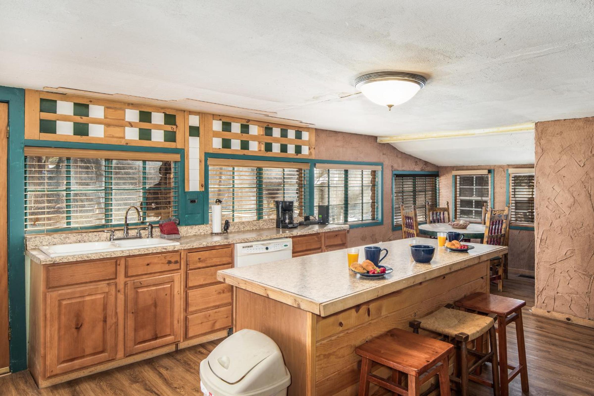 Cabin Fever - Cozy whirlpool cabin near river & downtown view 2