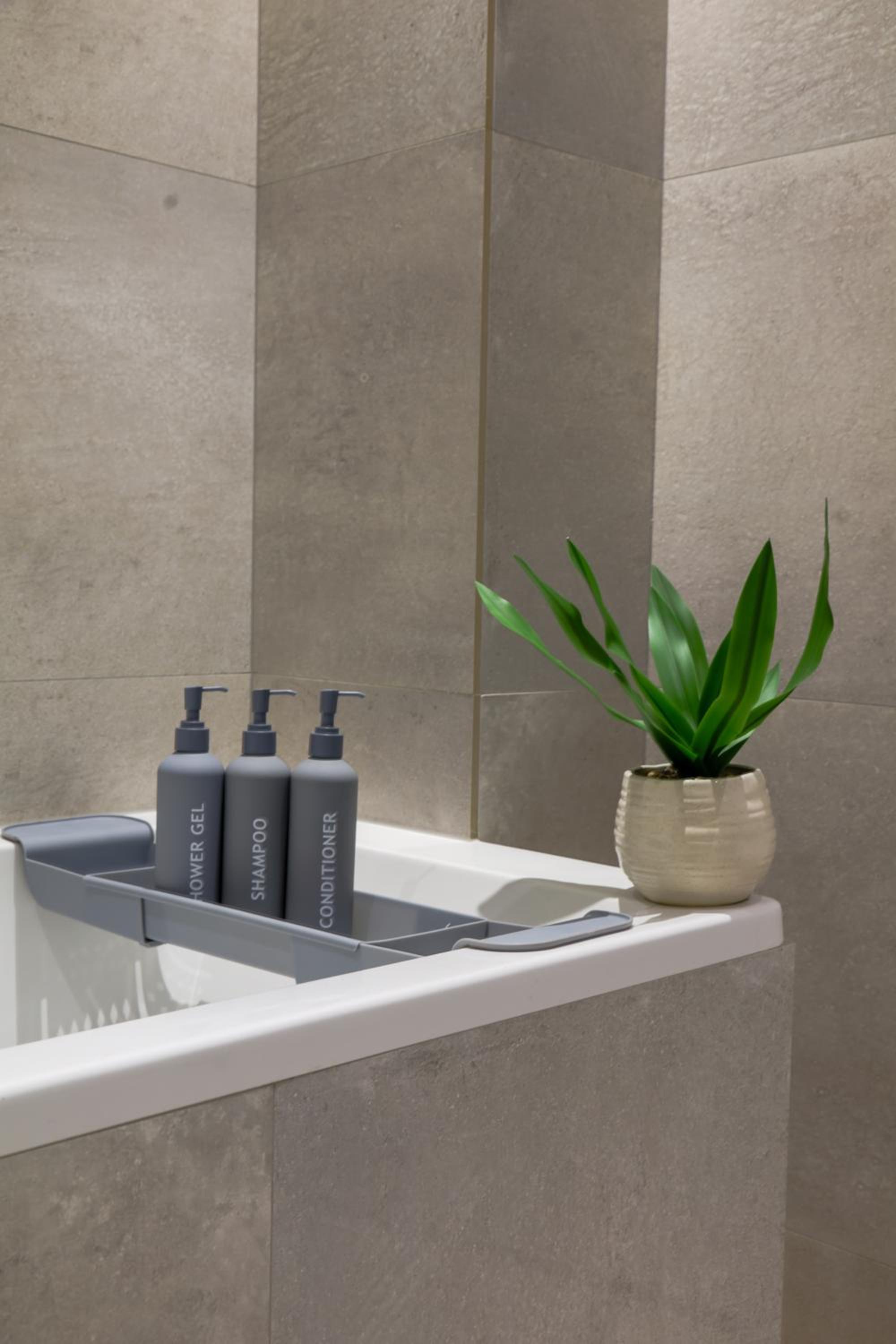 Luxurious & Spacious Apartment view 4