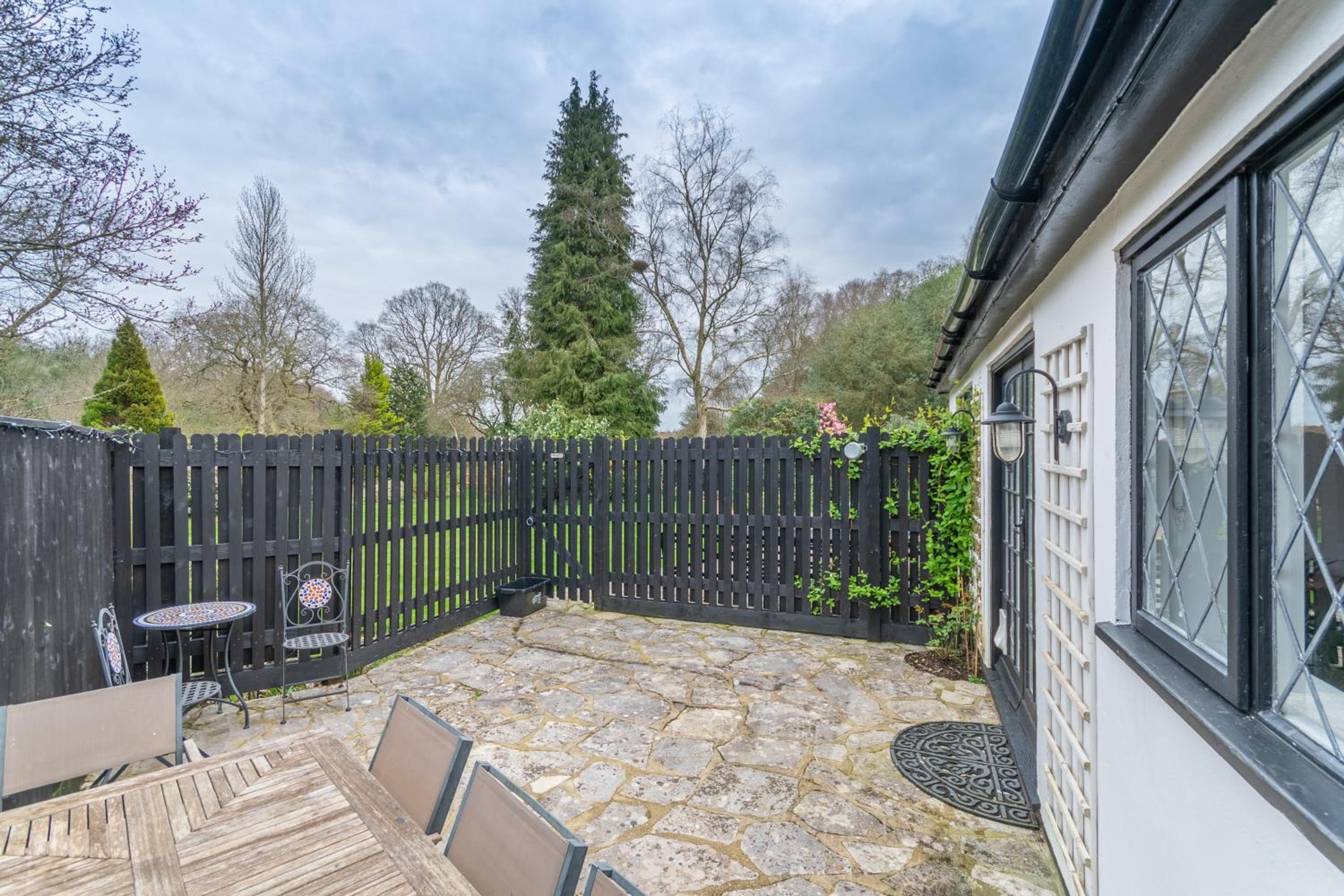 Luxury cosy cottage, enchanting forest location. view 4
