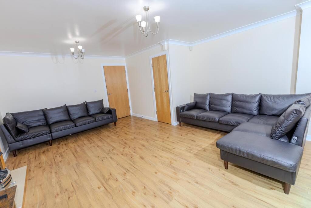 Spacious and Luxurious 5 Bedroom Town House for 9 view 2