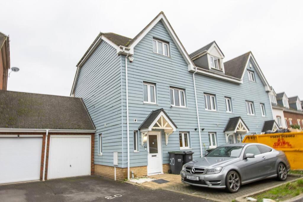 Spacious and Luxurious 5 Bedroom Town House for 9 view 3