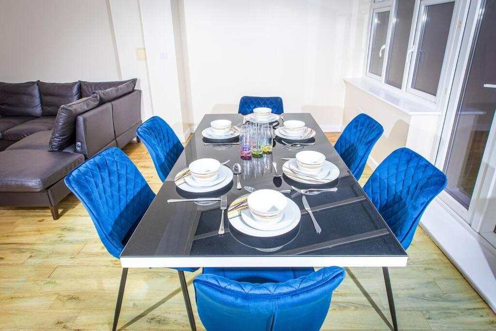 Spacious and Luxurious 5 Bedroom Town House for 9 view 4