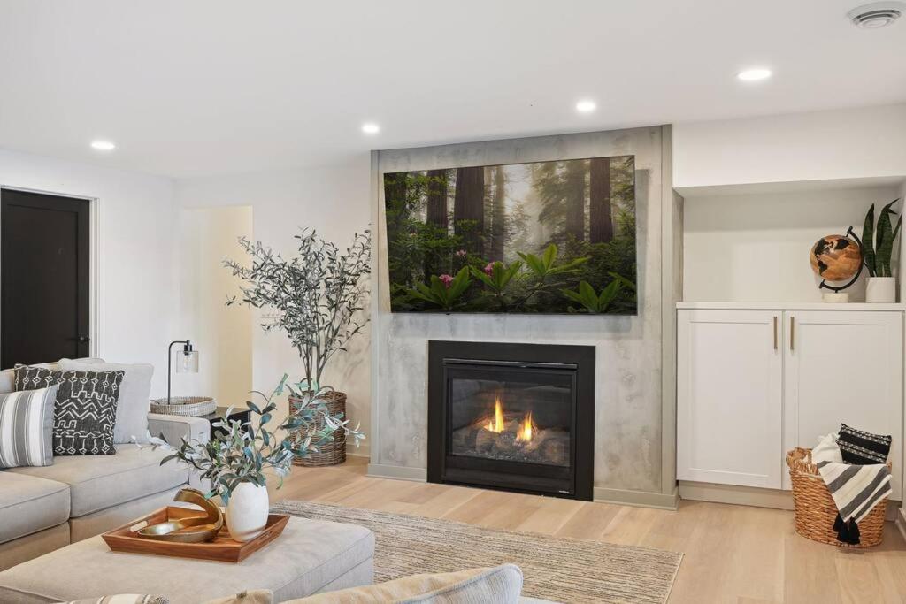 Luxury Cowdry Cottage Lake Home view 5