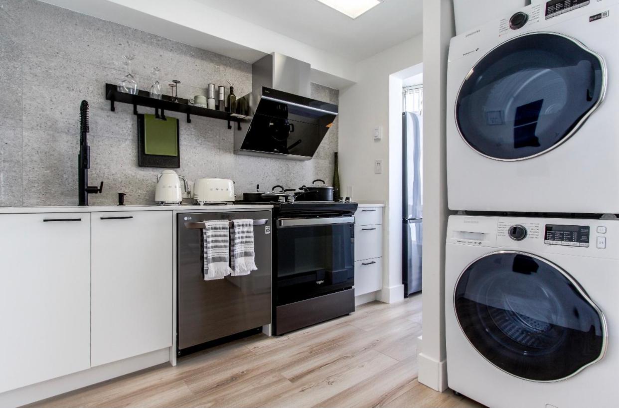 lovely 1-bedroom w/parking at Coal Harbour