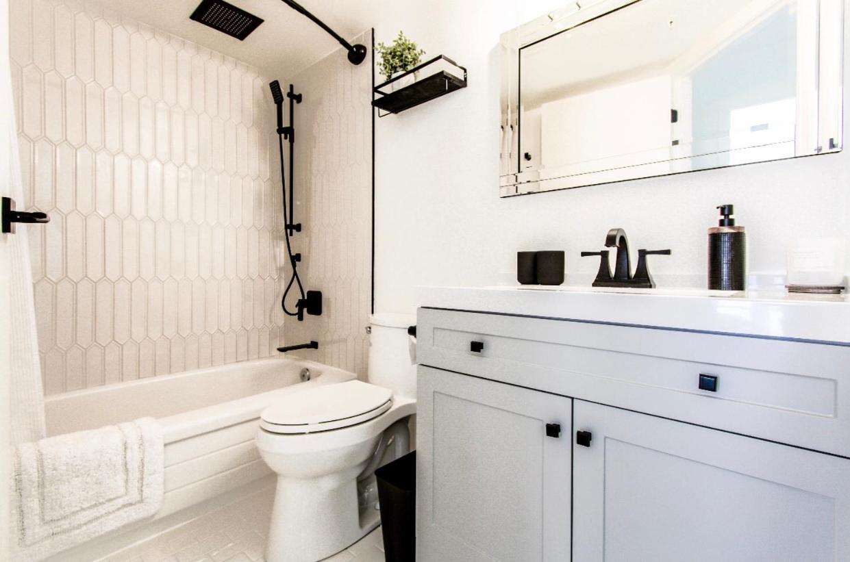 lovely 1-bedroom w/parking at Coal Harbour